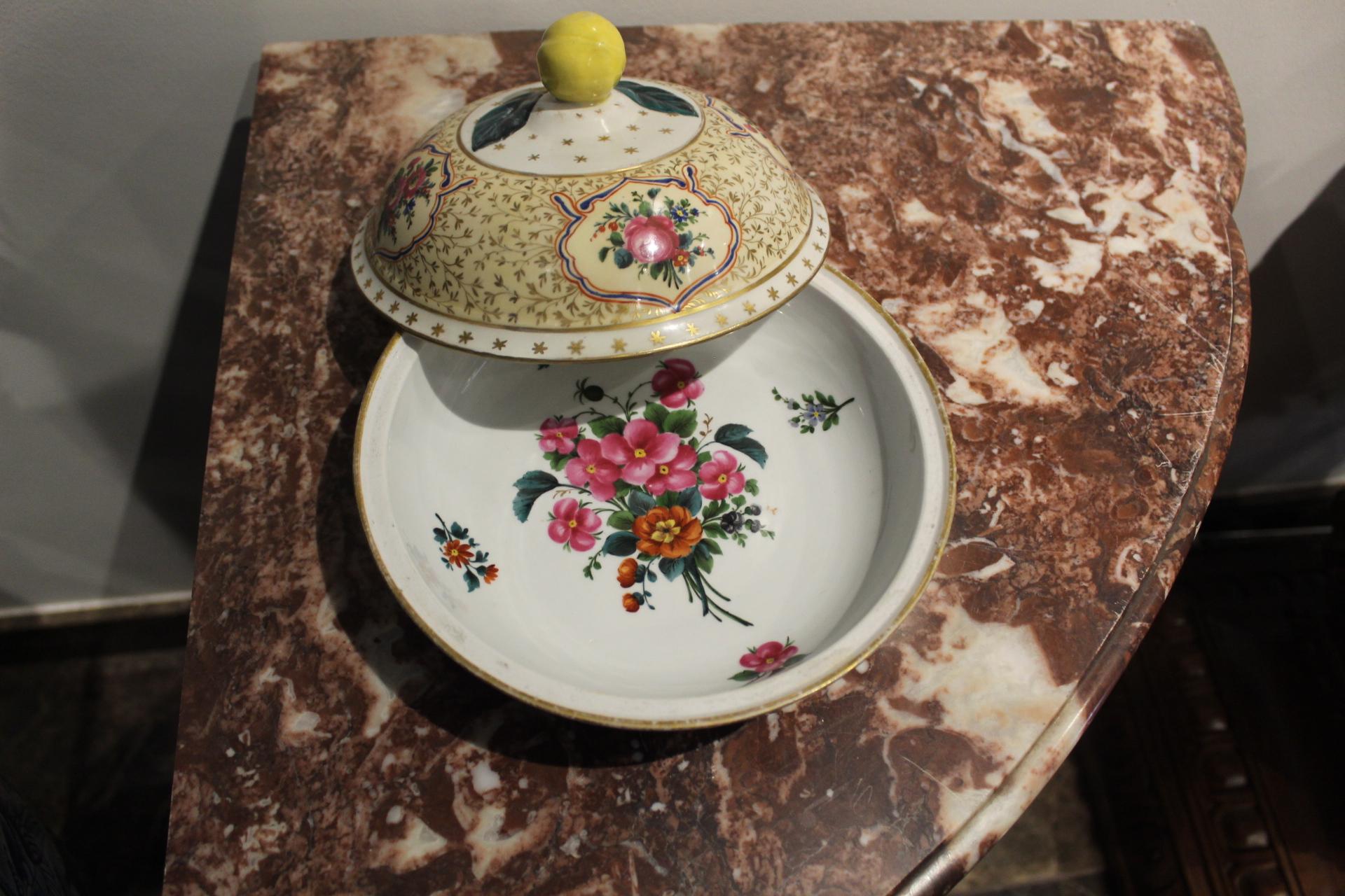Other Pair of Meissen Porcelain Lidded Bowls with Lemon Finials, Marked: Marcolini For Sale