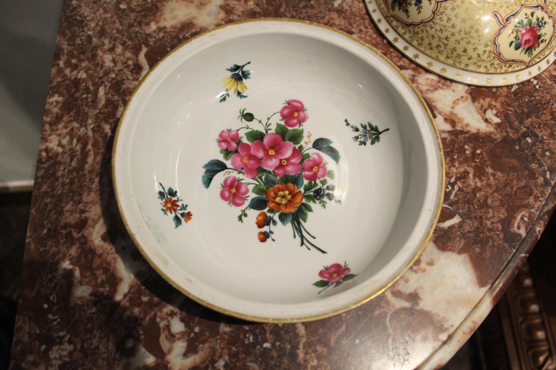 German Pair of Meissen Porcelain Lidded Bowls with Lemon Finials, Marked: Marcolini For Sale
