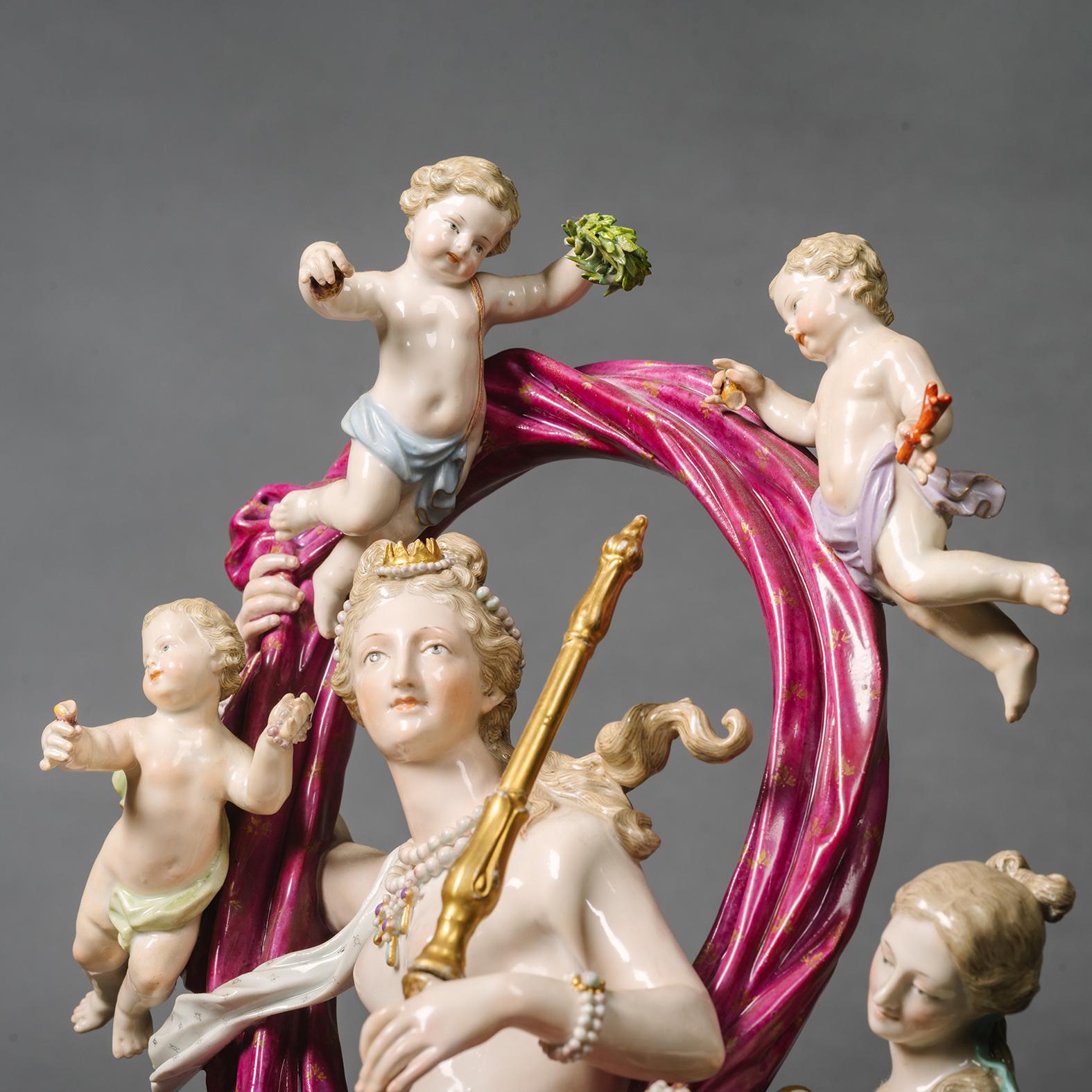 XIX secolo Una coppia di gruppi figurativi mitologici in Meissen Porcelain in vendita