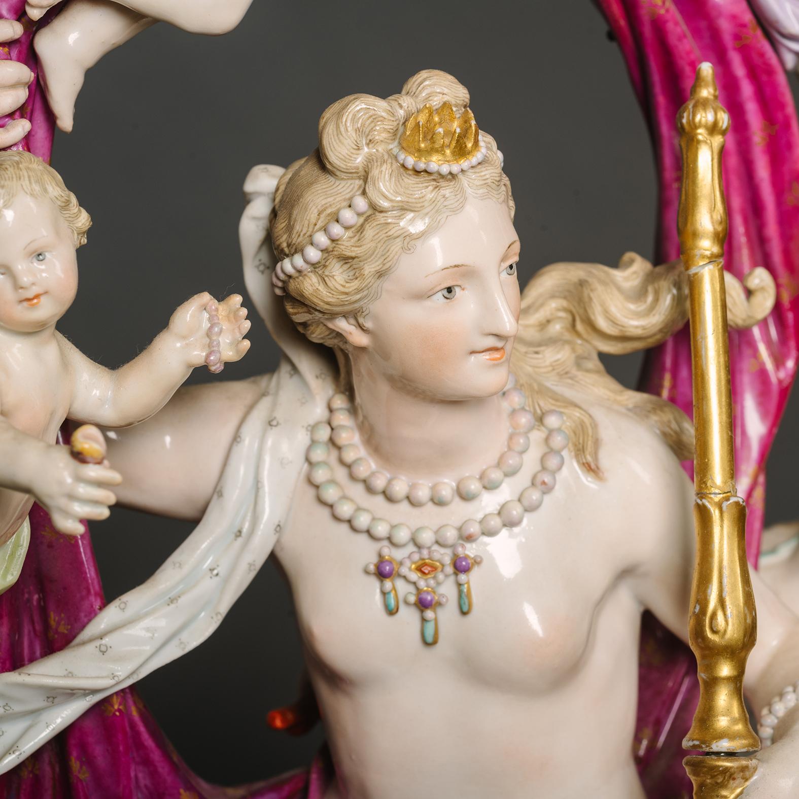 Porcellana Una coppia di gruppi figurativi mitologici in Meissen Porcelain in vendita
