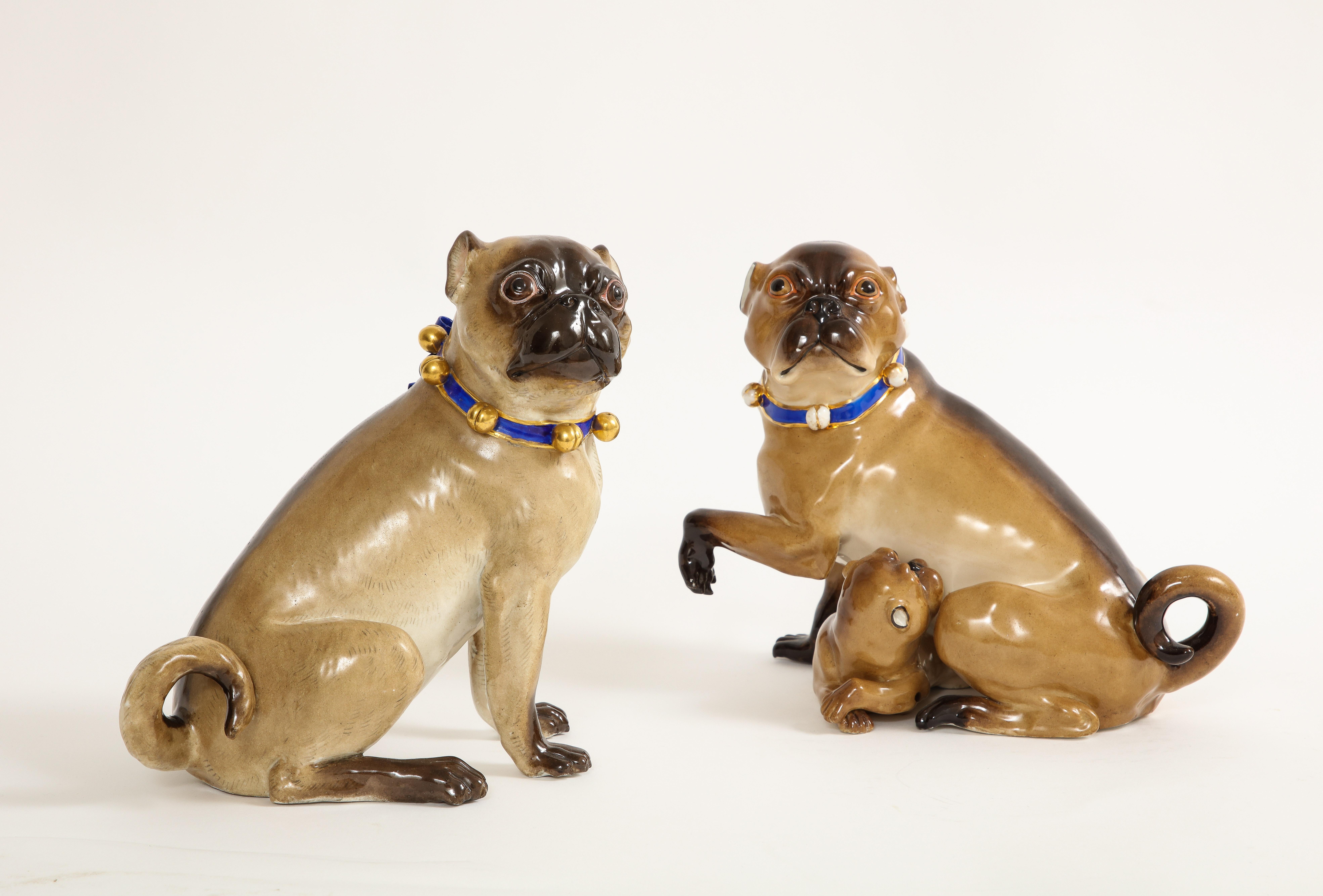 Coppia di cani carlini di Meissen Porcelain con collare a campana dorato e uno con Child & Child in vendita 2