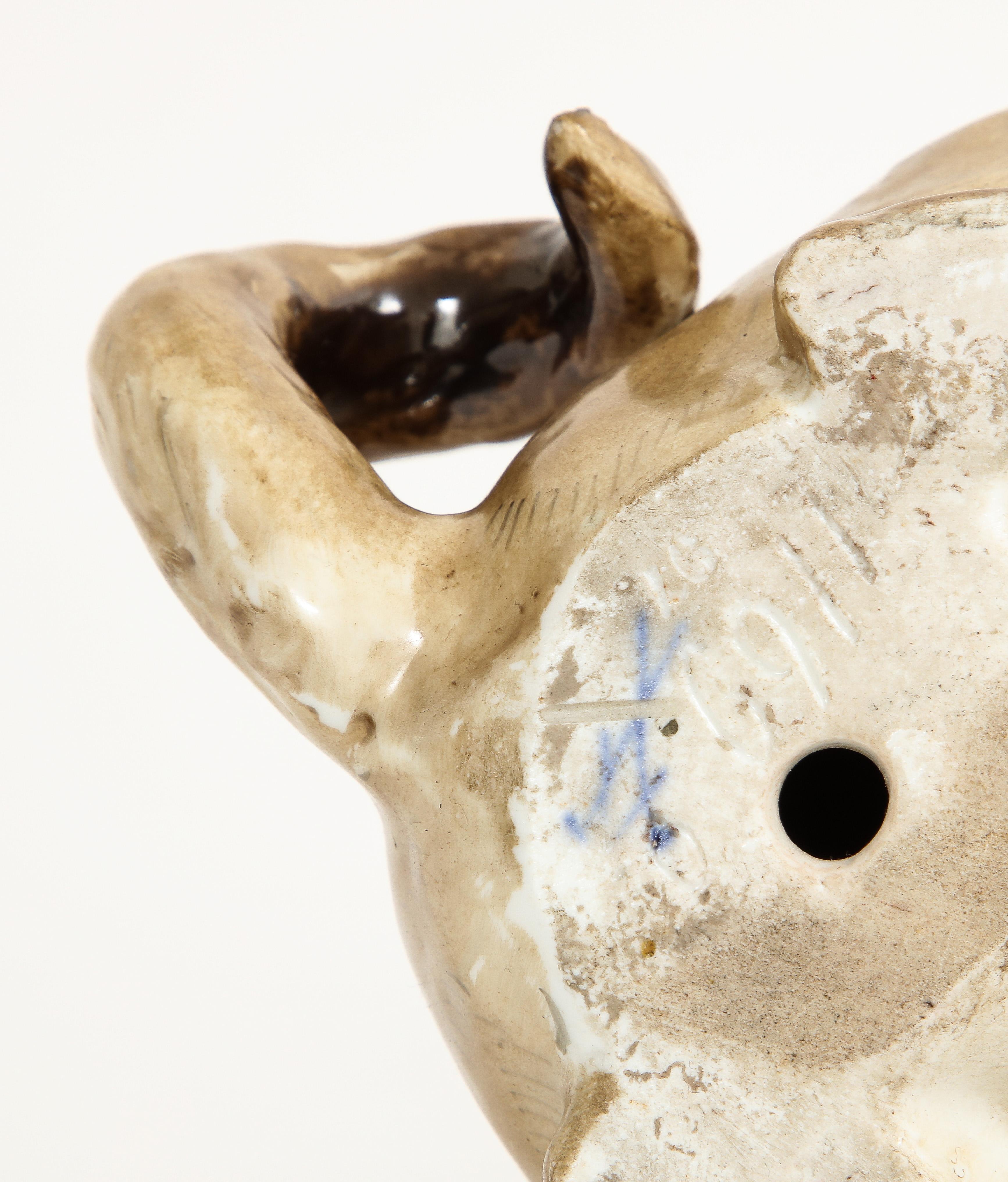 Coppia di cani carlini di Meissen Porcelain con collare a campana dorato e uno con Child & Child in vendita 3