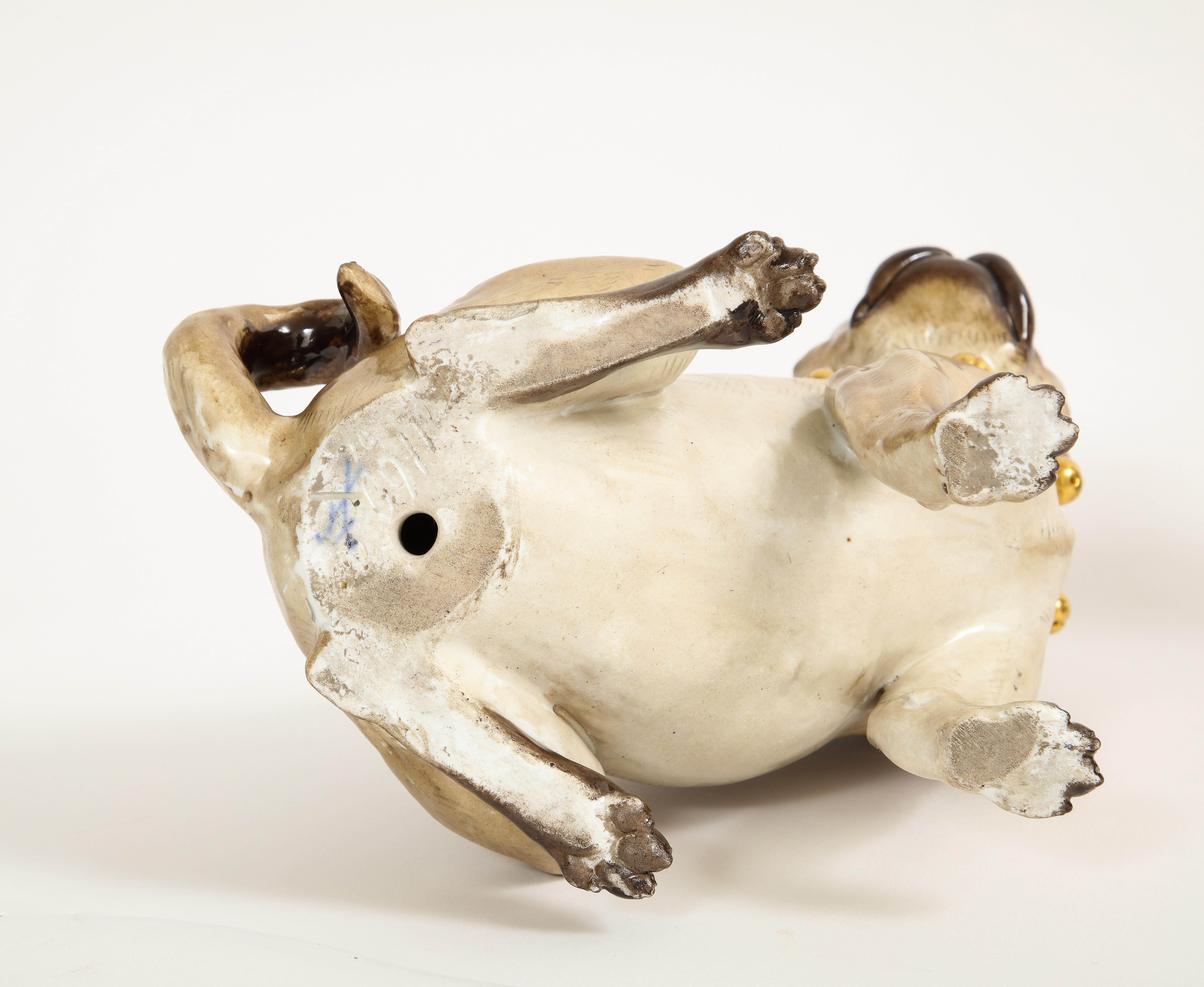 Coppia di cani carlini di Meissen Porcelain con collare a campana dorato e uno con Child & Child in vendita 4