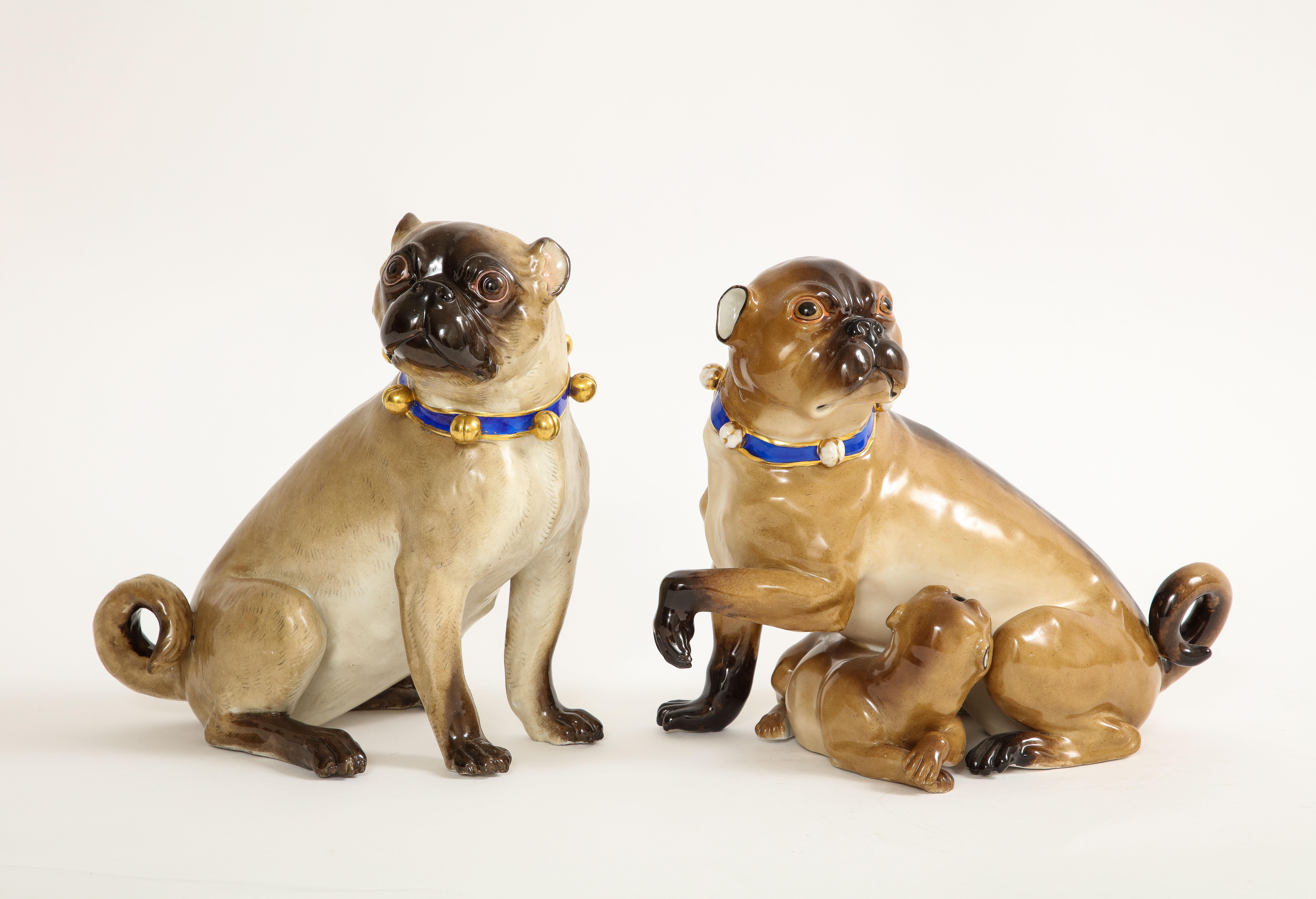 Luigi XVI Coppia di cani carlini di Meissen Porcelain con collare a campana dorato e uno con Child & Child in vendita