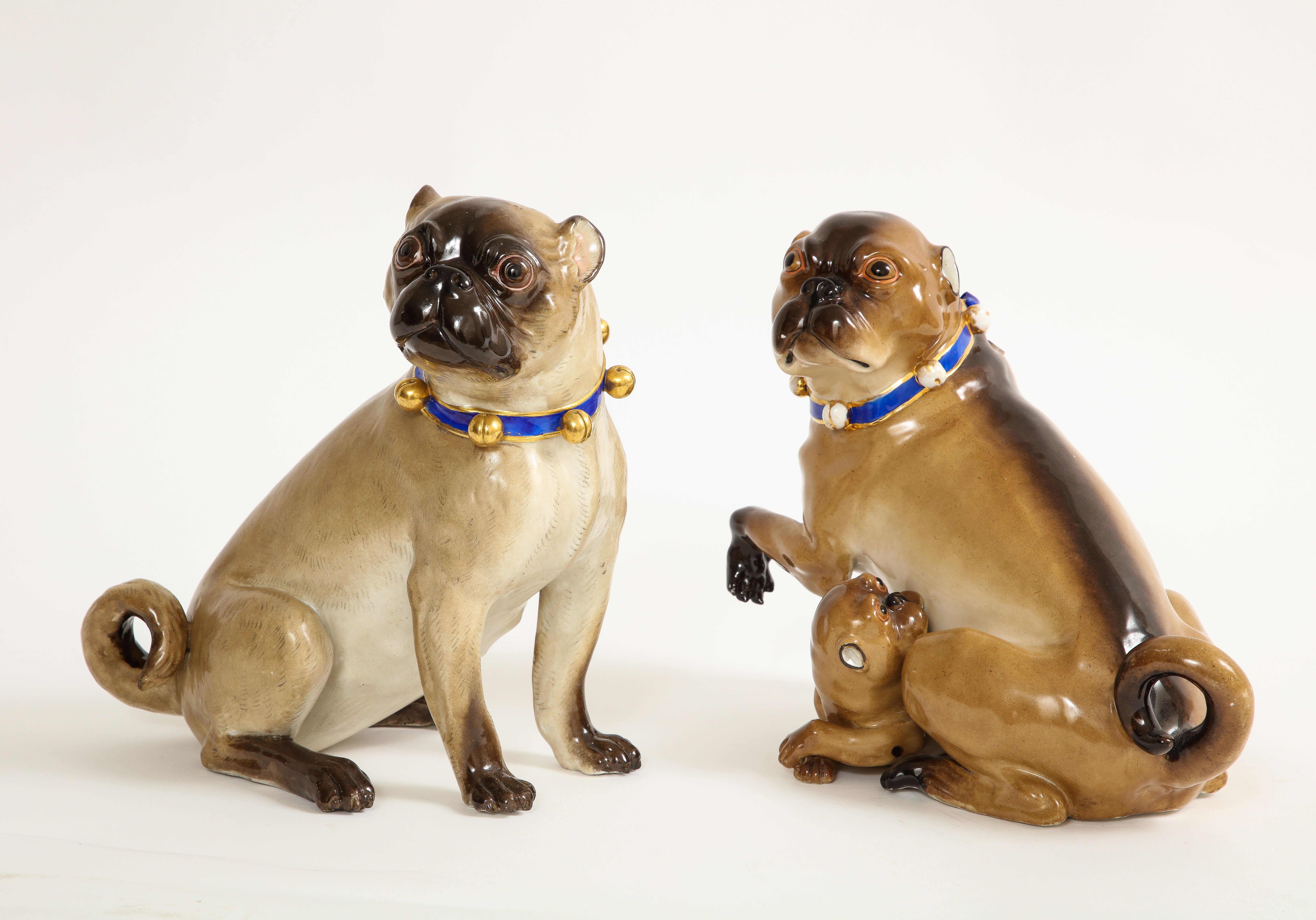 Tedesco Coppia di cani carlini di Meissen Porcelain con collare a campana dorato e uno con Child & Child in vendita