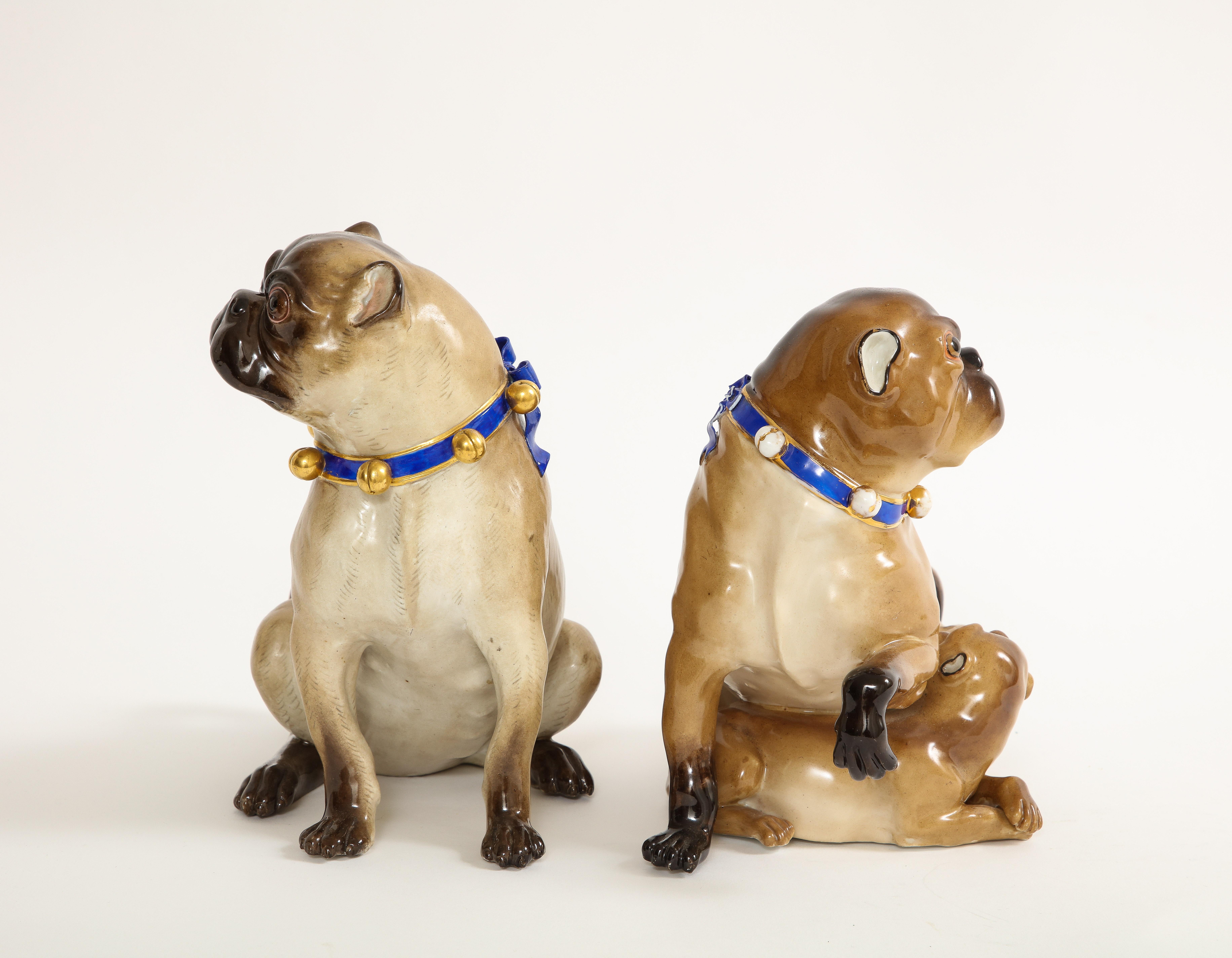 Intagliato a mano Coppia di cani carlini di Meissen Porcelain con collare a campana dorato e uno con Child & Child in vendita