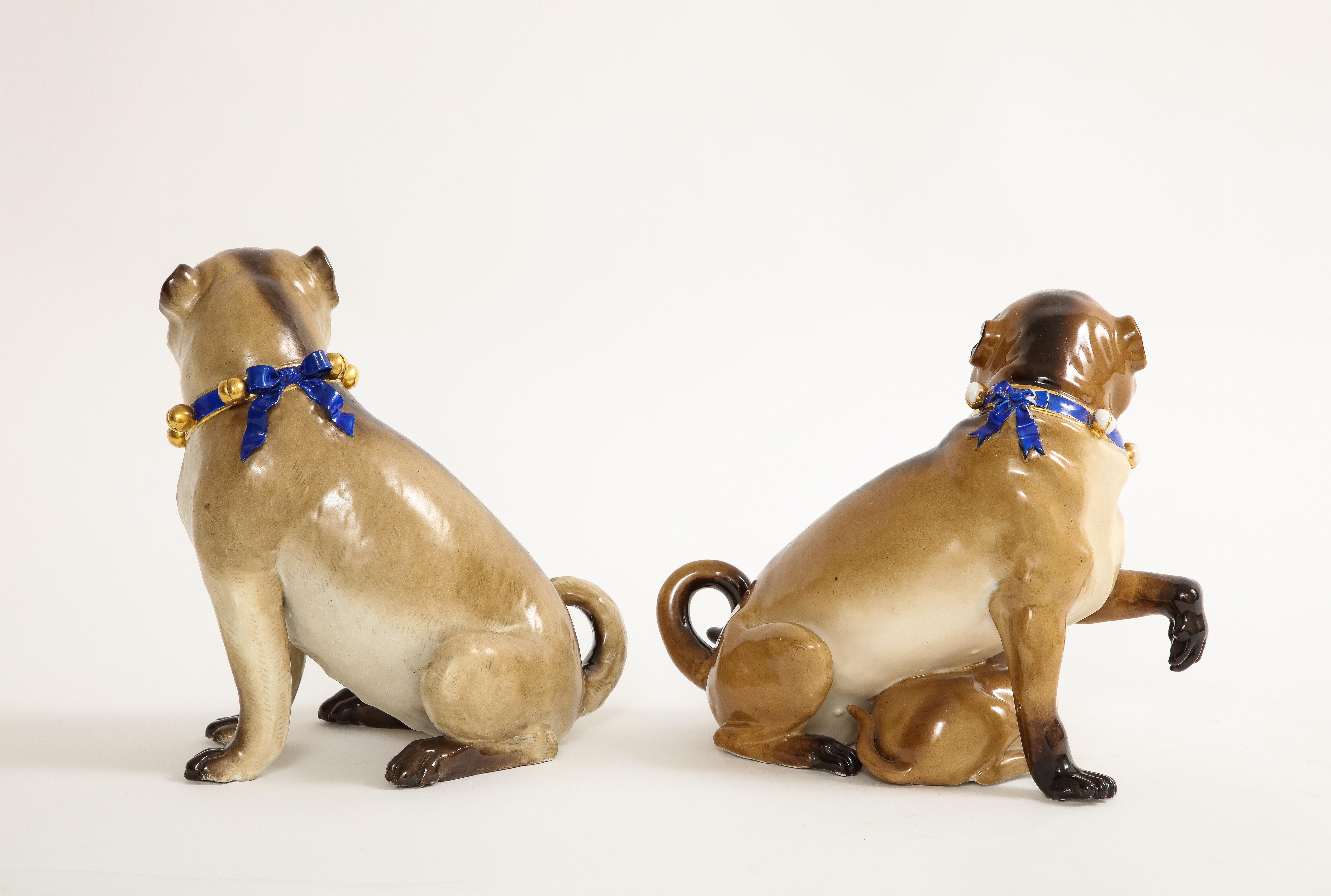 Coppia di cani carlini di Meissen Porcelain con collare a campana dorato e uno con Child & Child In condizioni buone in vendita a New York, NY