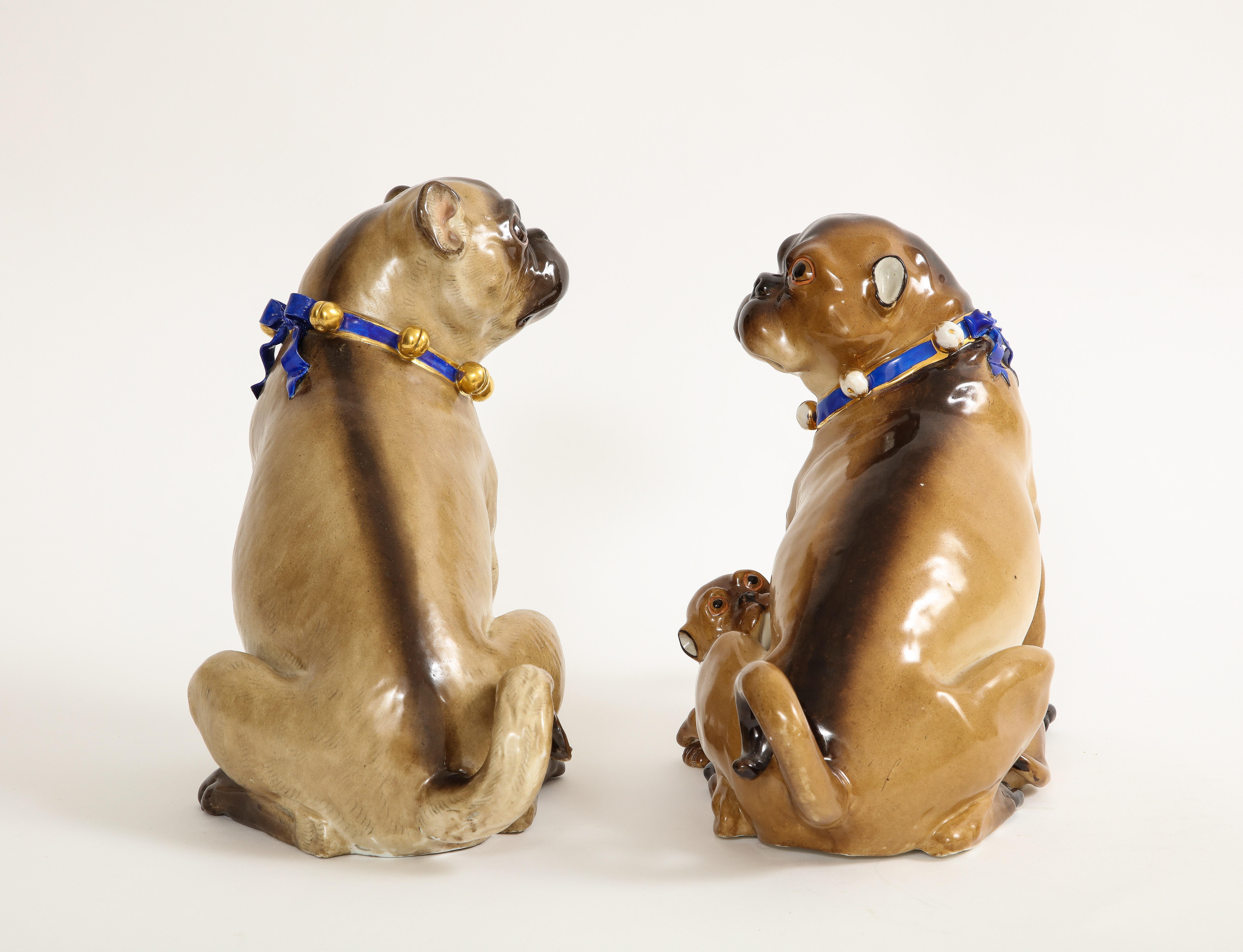 Porcellana Coppia di cani carlini di Meissen Porcelain con collare a campana dorato e uno con Child & Child in vendita