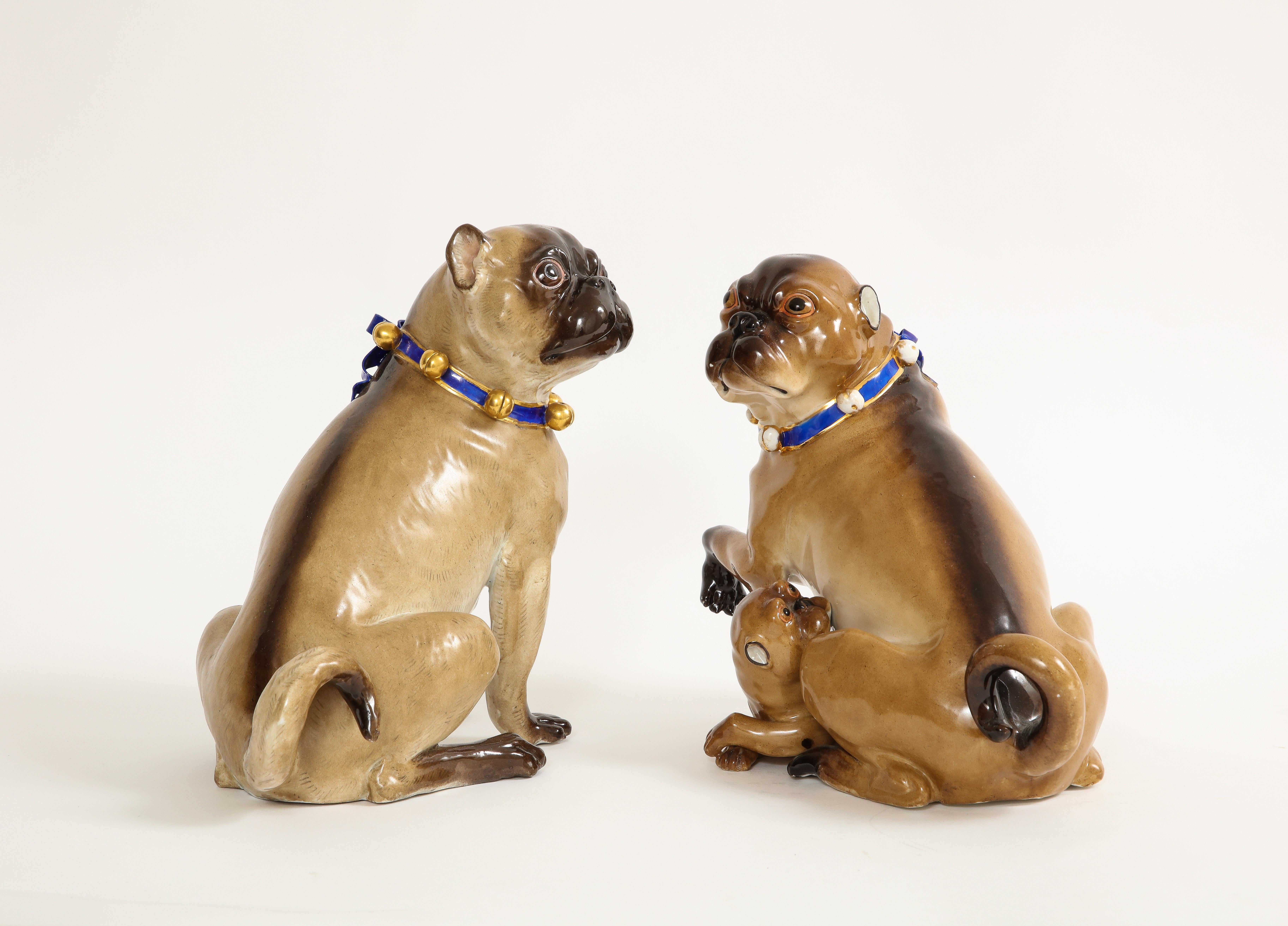 Coppia di cani carlini di Meissen Porcelain con collare a campana dorato e uno con Child & Child in vendita 1