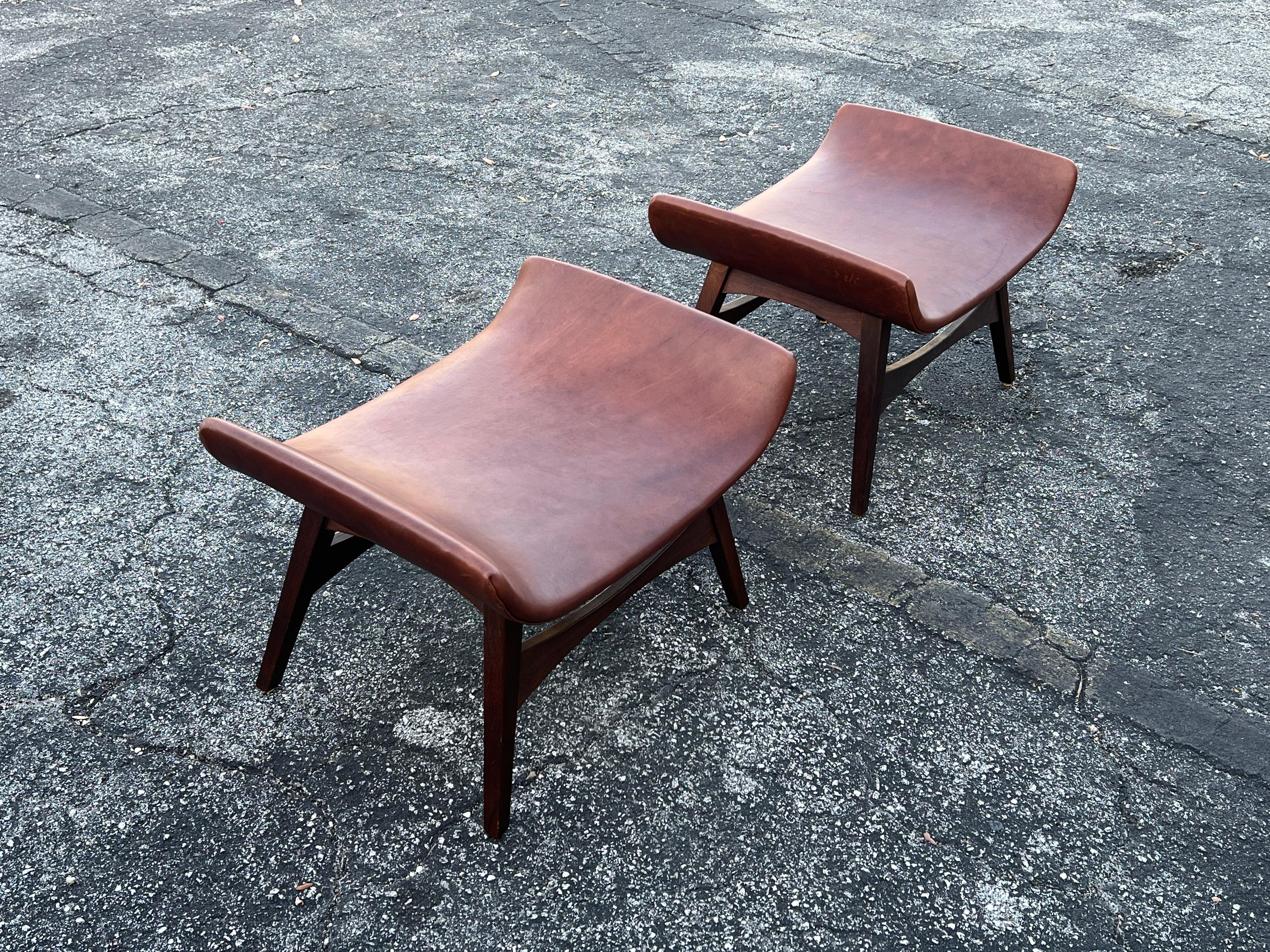 Ein Paar große Ottomane von Mel Abitz für Galloway's Furniture Co (Tampa FL), ca. 1960er Jahre. Gestell aus Nussbaumholz, bezogen mit patiniertem Leder. 