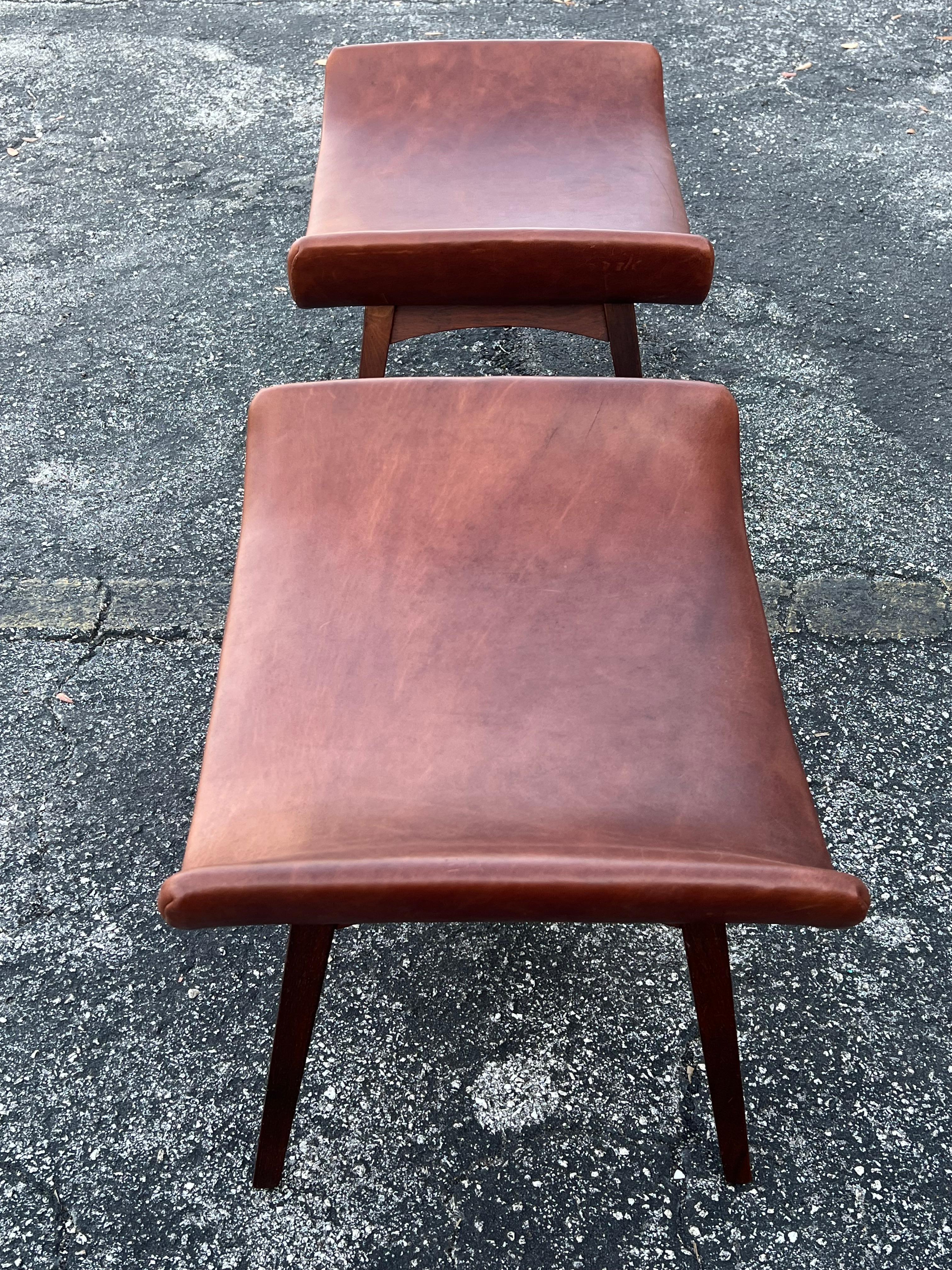 Ein Paar Mel Abitz Große Hocker für Galloway's Ca' 1960's in Brown Leder (Moderne der Mitte des Jahrhunderts) im Angebot