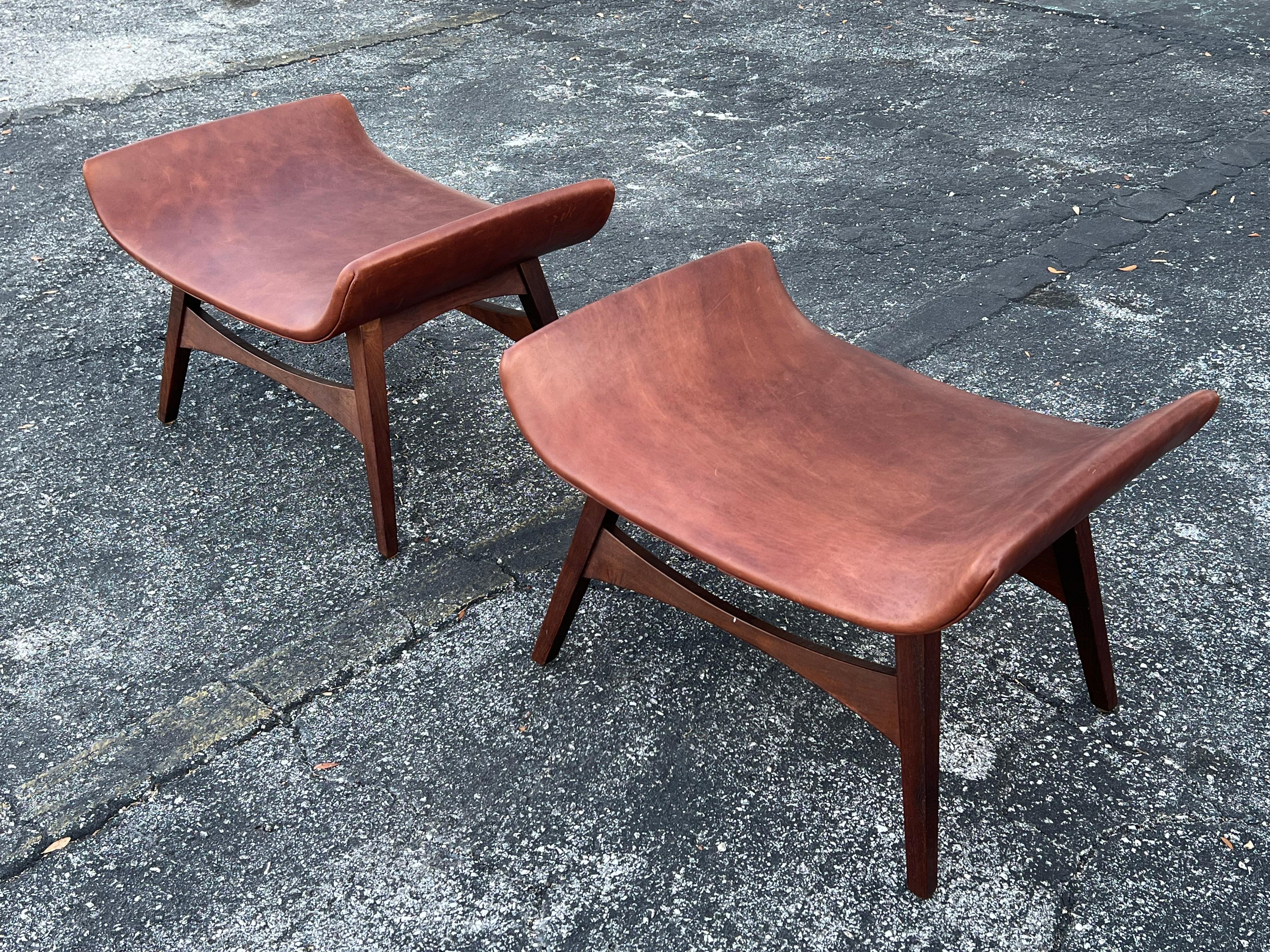 Ein Paar Mel Abitz Große Hocker für Galloway's Ca' 1960's in Brown Leder (amerikanisch) im Angebot