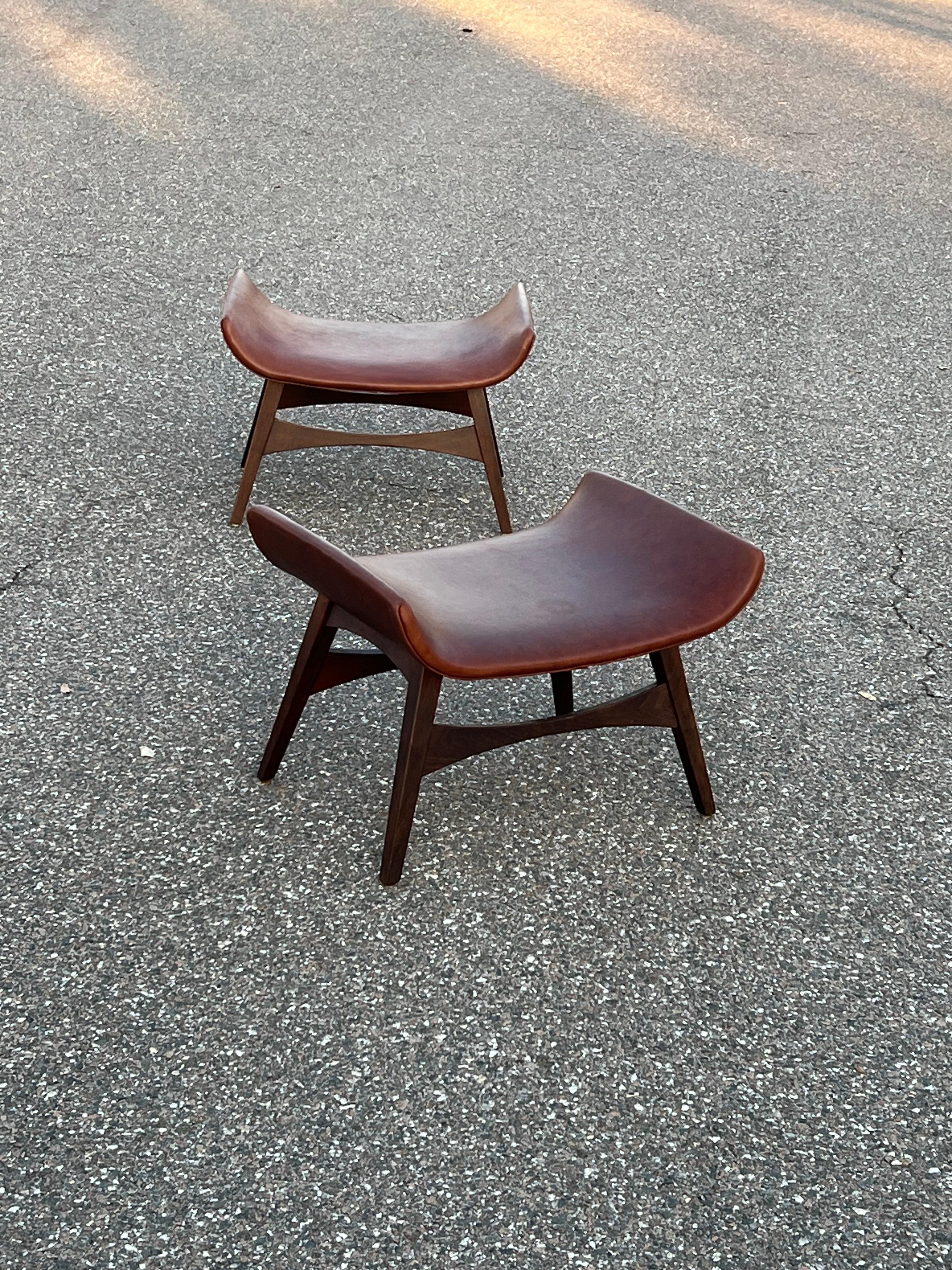 Ein Paar Mel Abitz Große Hocker für Galloway's Ca' 1960's in Brown Leder (Mitte des 20. Jahrhunderts) im Angebot