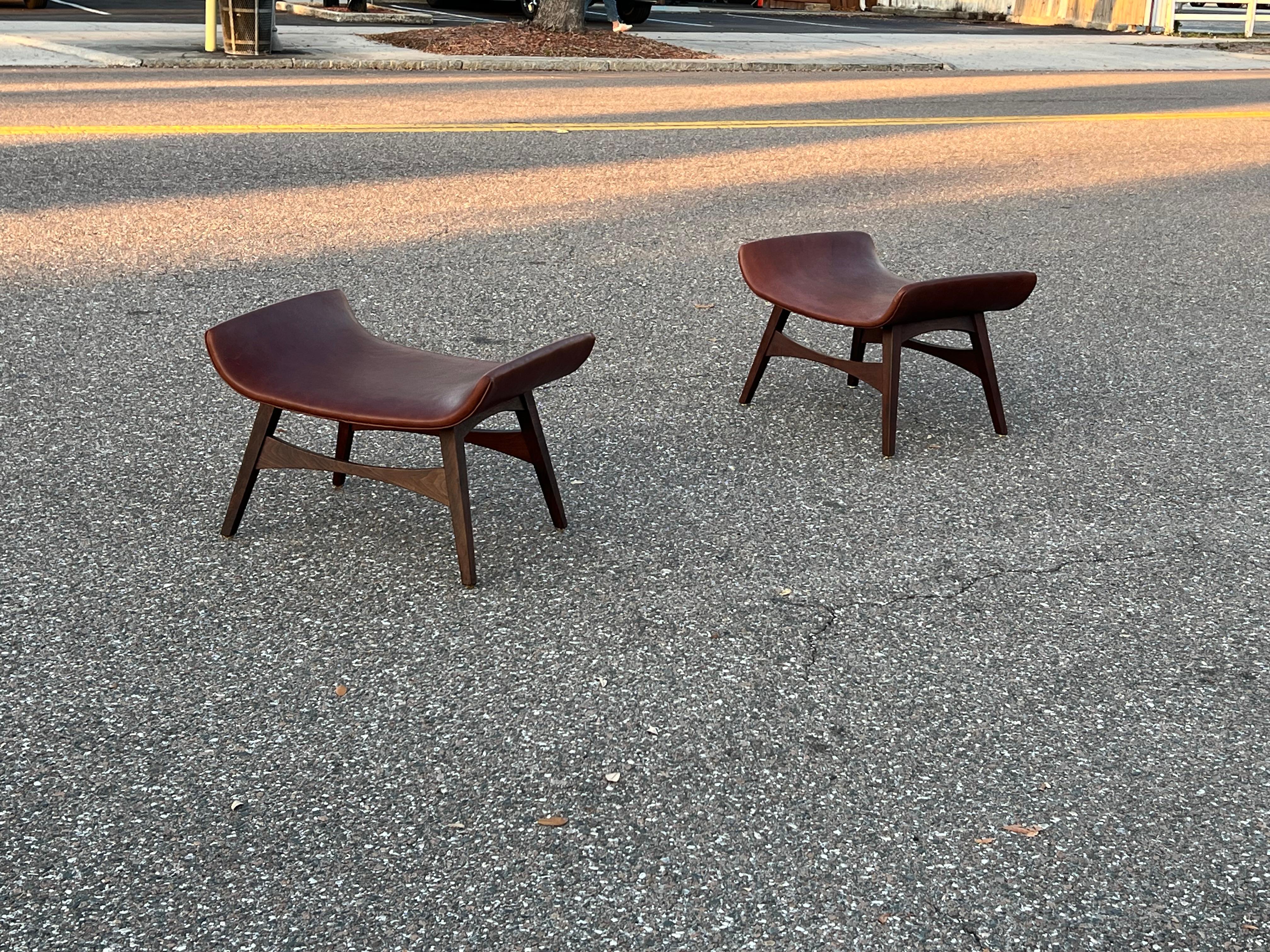 Ein Paar Mel Abitz Große Hocker für Galloway's Ca' 1960's in Brown Leder im Angebot 1