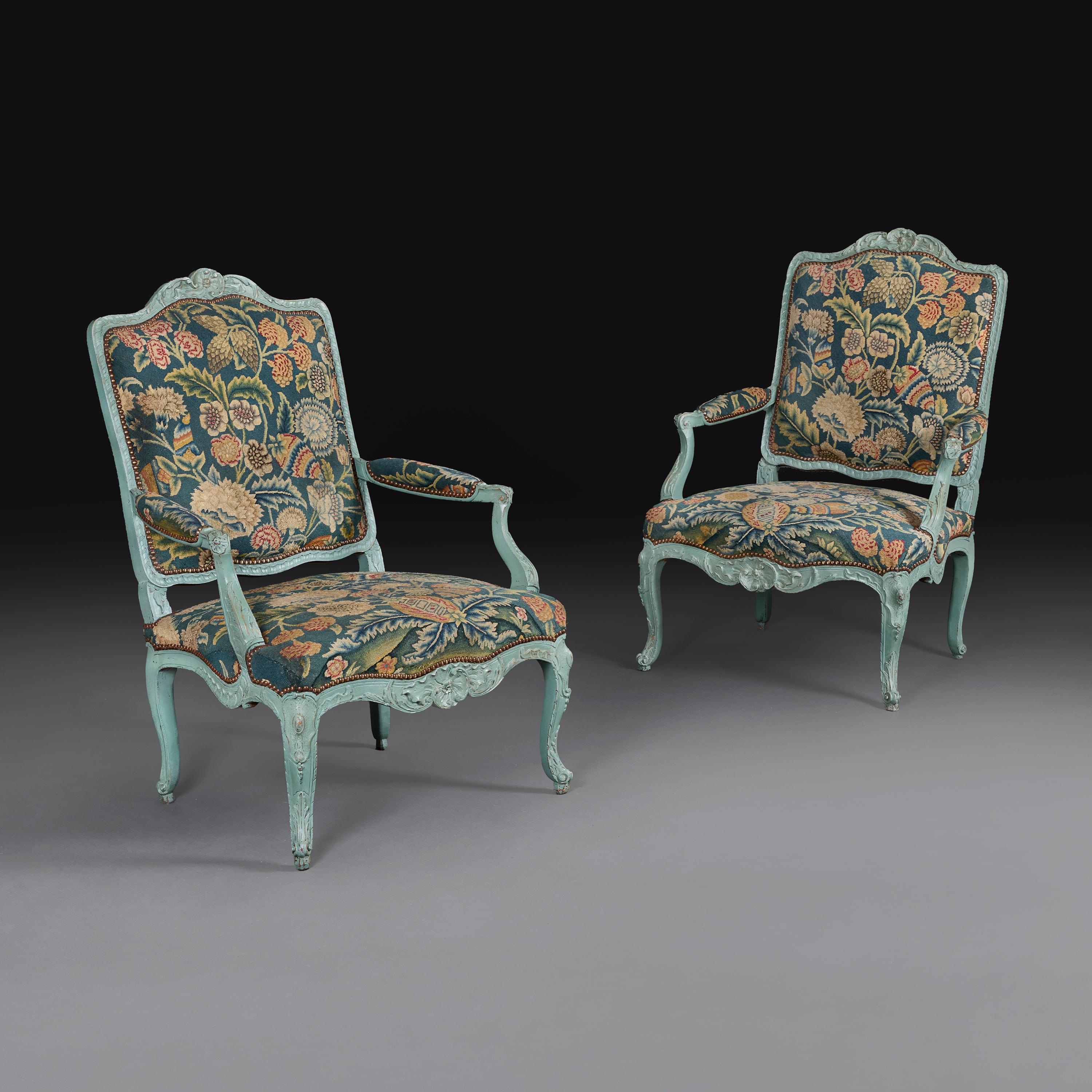 Frankreich, um 1780

Ein feines Paar bemalter Buchenholz-Fauteuils aus der Mitte des achtzehnten Jahrhunderts mit durchgehend geformten Schienen, geschnitzt mit blattförmigen Rocaille-Elementen, die Rückenlehnen mit Akanthusblättern, die auf zwei