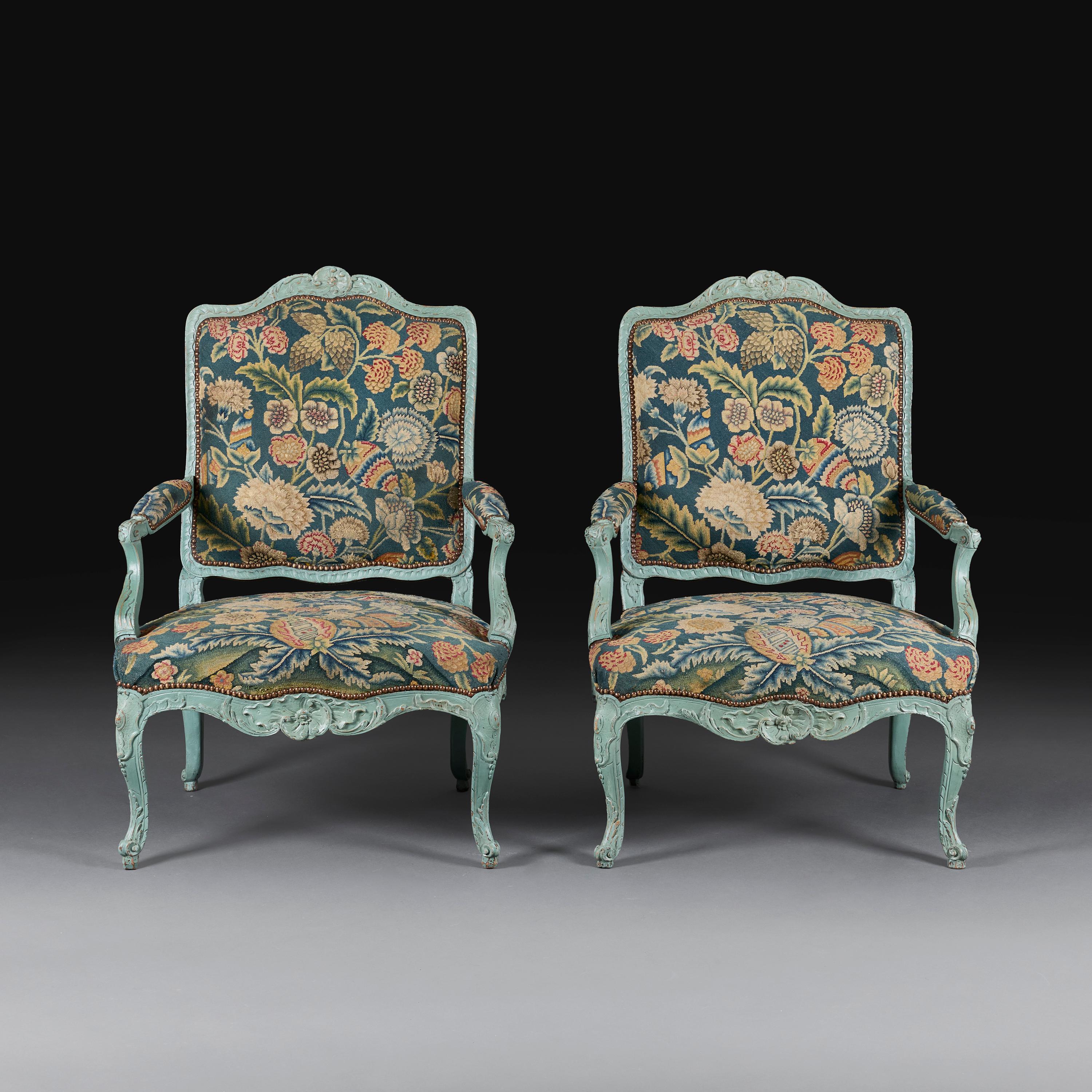 Ein Paar französische Fauteuils aus der Mitte des 18. (Französisch) im Angebot