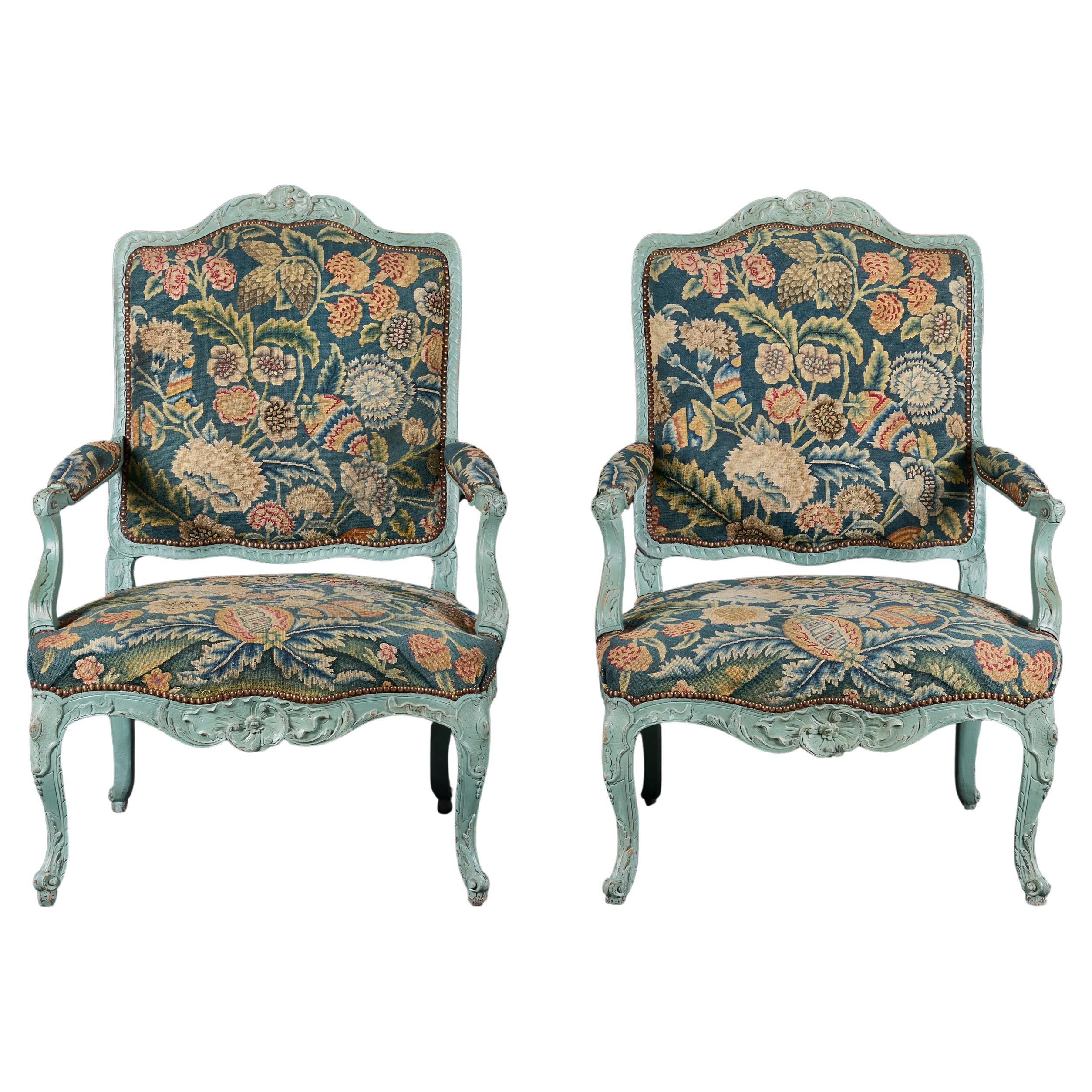 Ein Paar französische Fauteuils aus der Mitte des 18. im Angebot