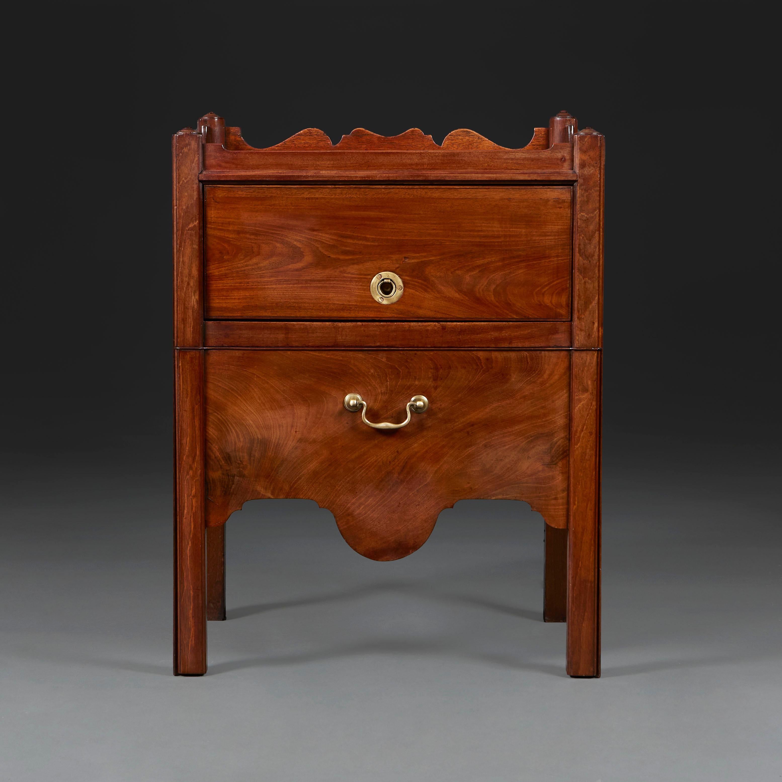 A Pair of Mid 18th Century George III Bedside Tables  In Good Condition In London, GB