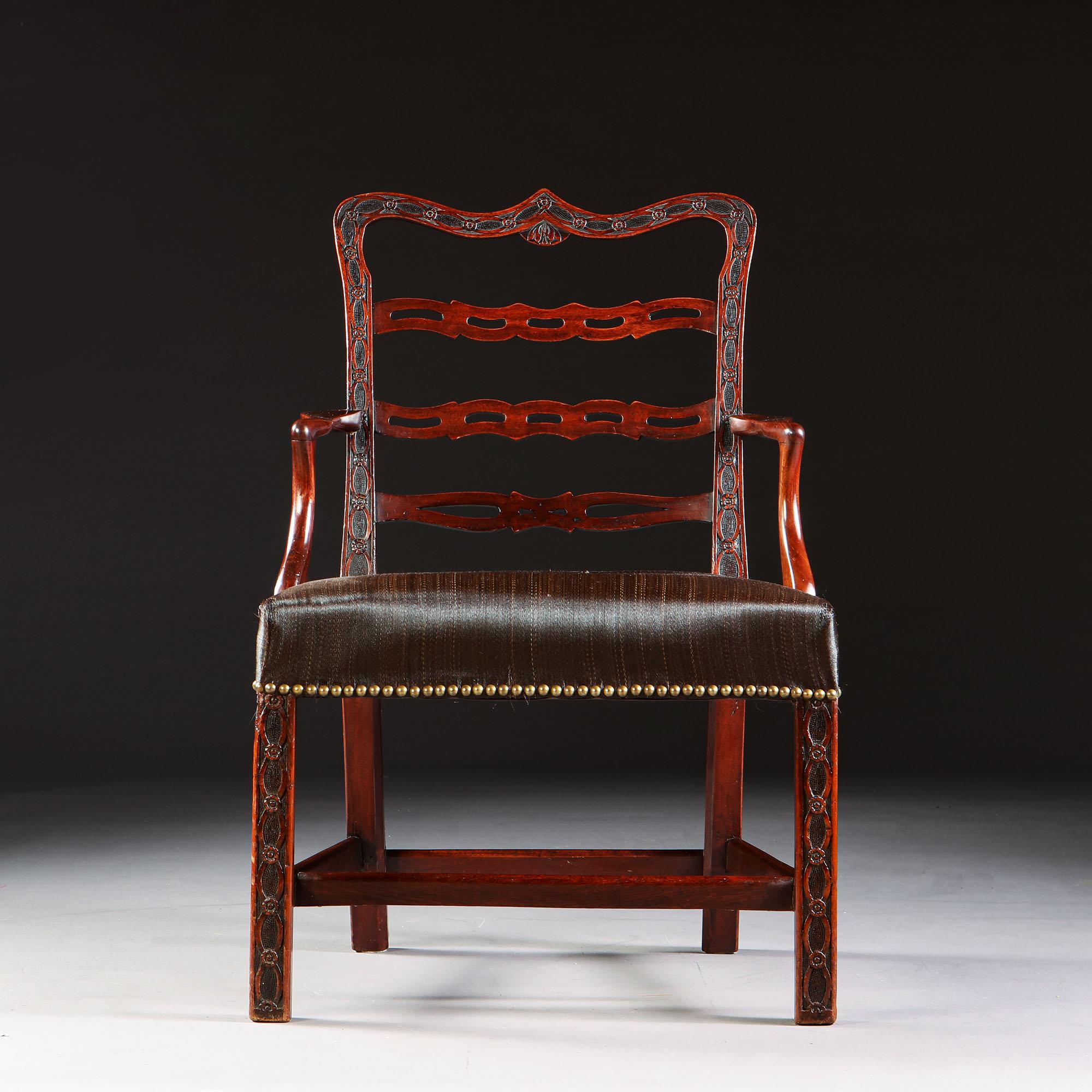 Pair of Mid 18th Century Irish Chippendale Chairs In Good Condition In London, GB