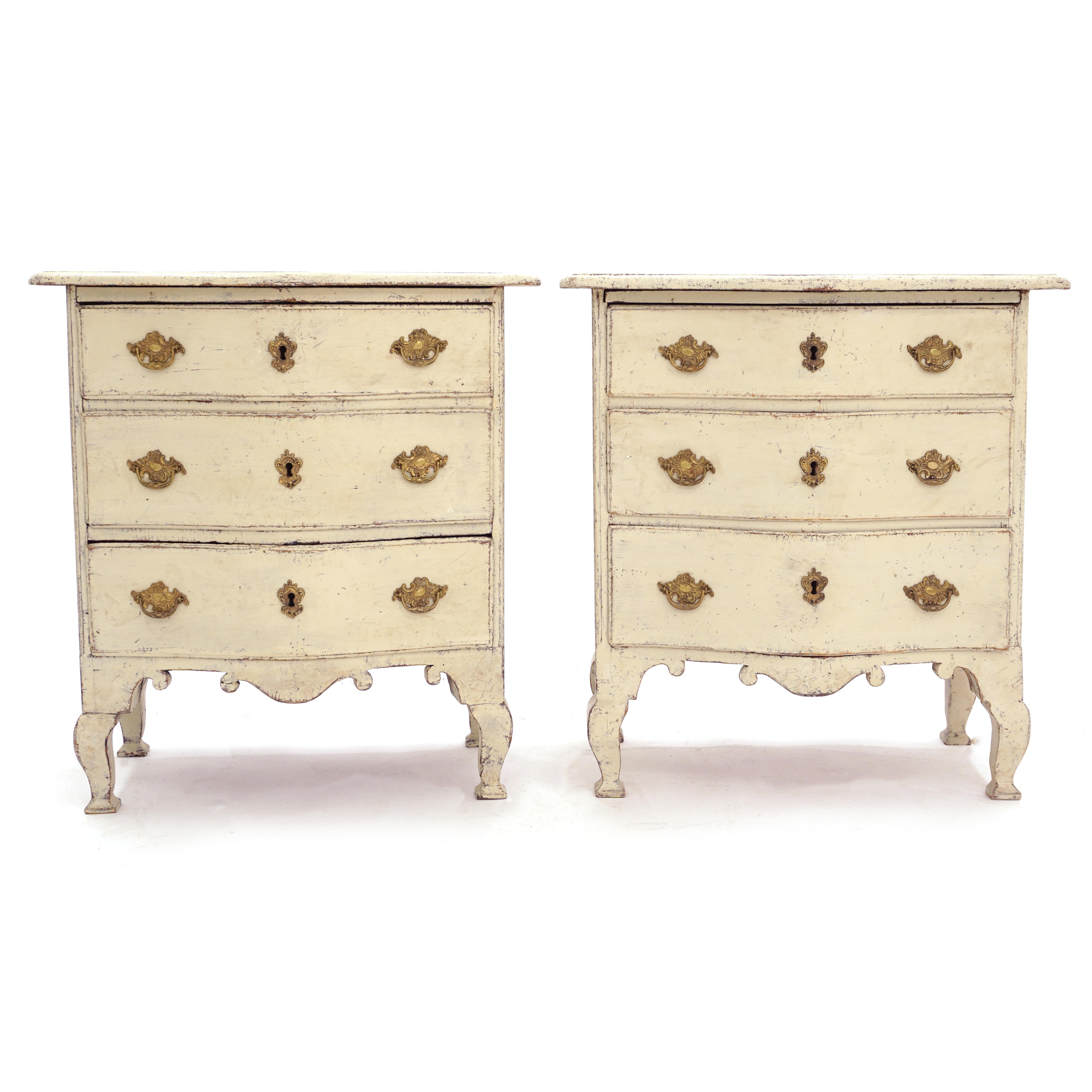 A pair of mid-18th century Swedish Baroque commodes
Later professional beautiful painted and patinated.
      