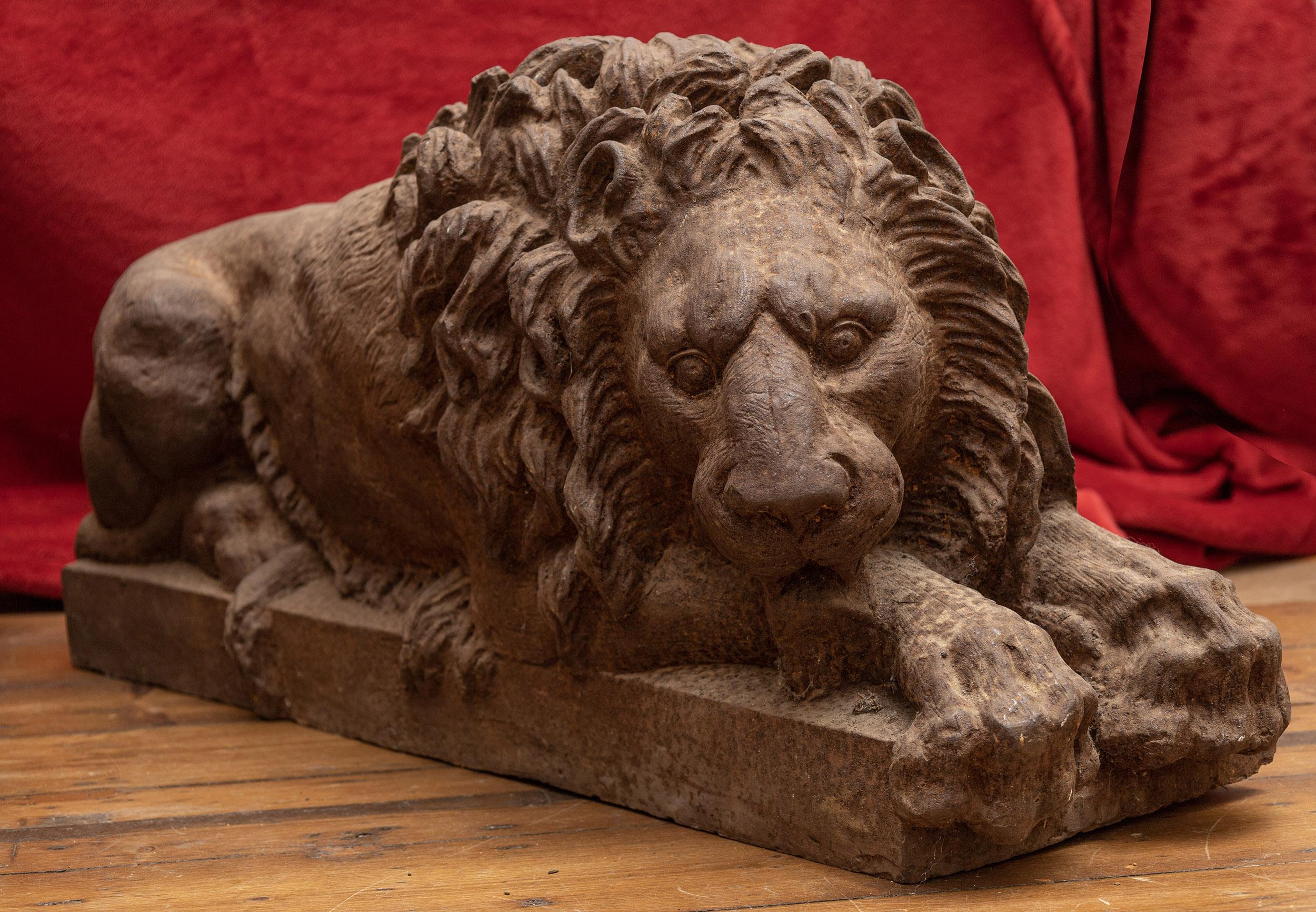 A Pair Of Mid-19th Century Chatsworth Lions  In Good Condition For Sale In London, GB
