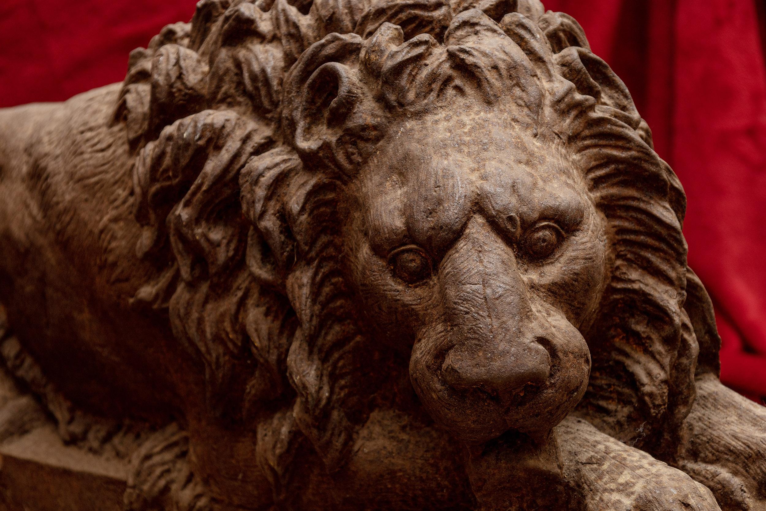 Iron A Pair Of Mid-19th Century Chatsworth Lions  For Sale