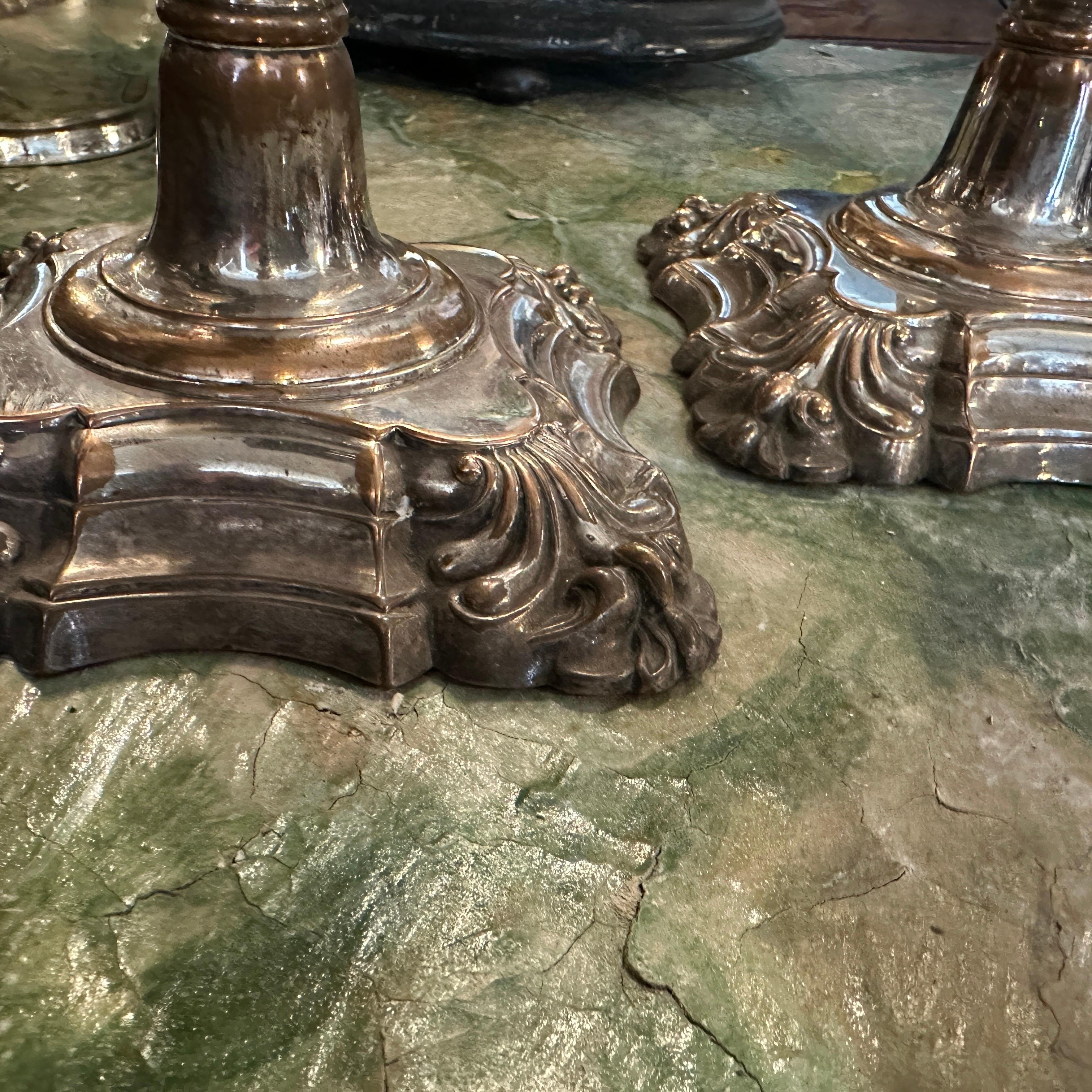 Coppia di candelabri inglesi vittoriani in lamiera di Sheffield della metà del XIX secolo in vendita 5