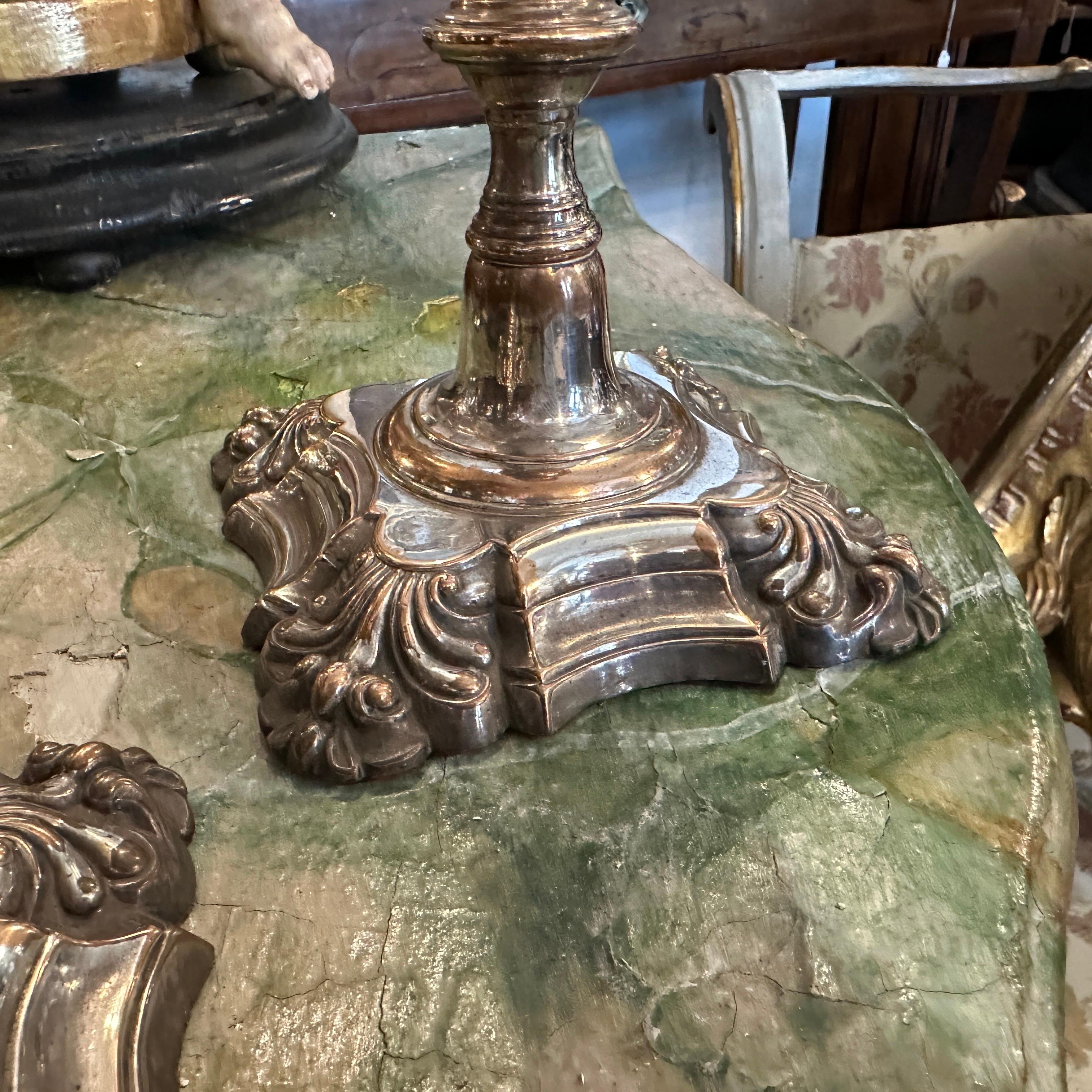 Coppia di candelabri inglesi vittoriani in lamiera di Sheffield della metà del XIX secolo in vendita 8