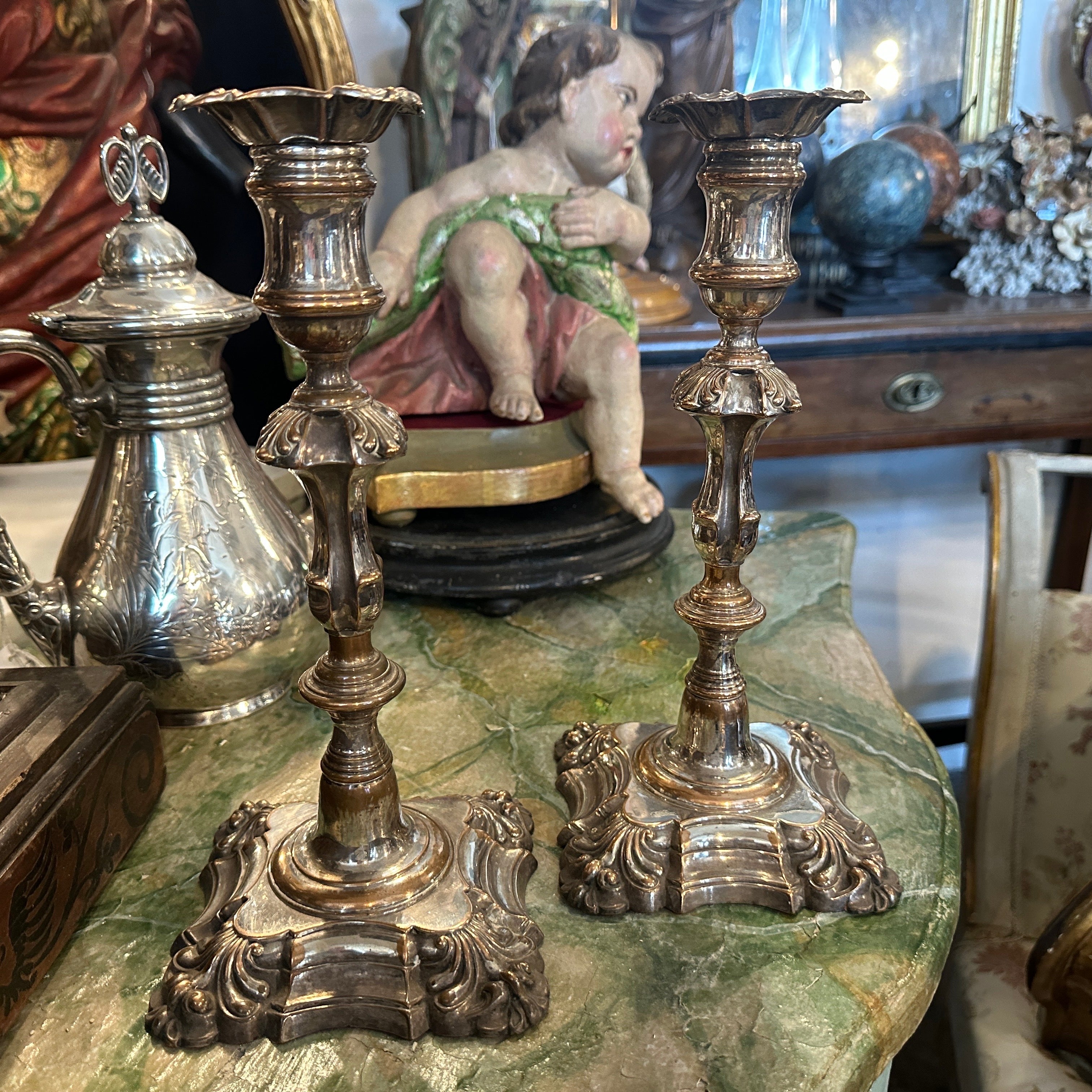 Questa splendida coppia di candelieri vittoriani della metà del XIX secolo è stata realizzata in Gran Bretagna con la famosa tecnica Sheffield Plate. Questi pezzi consistenti sono una testimonianza delle opulente arti decorative popolari durante
