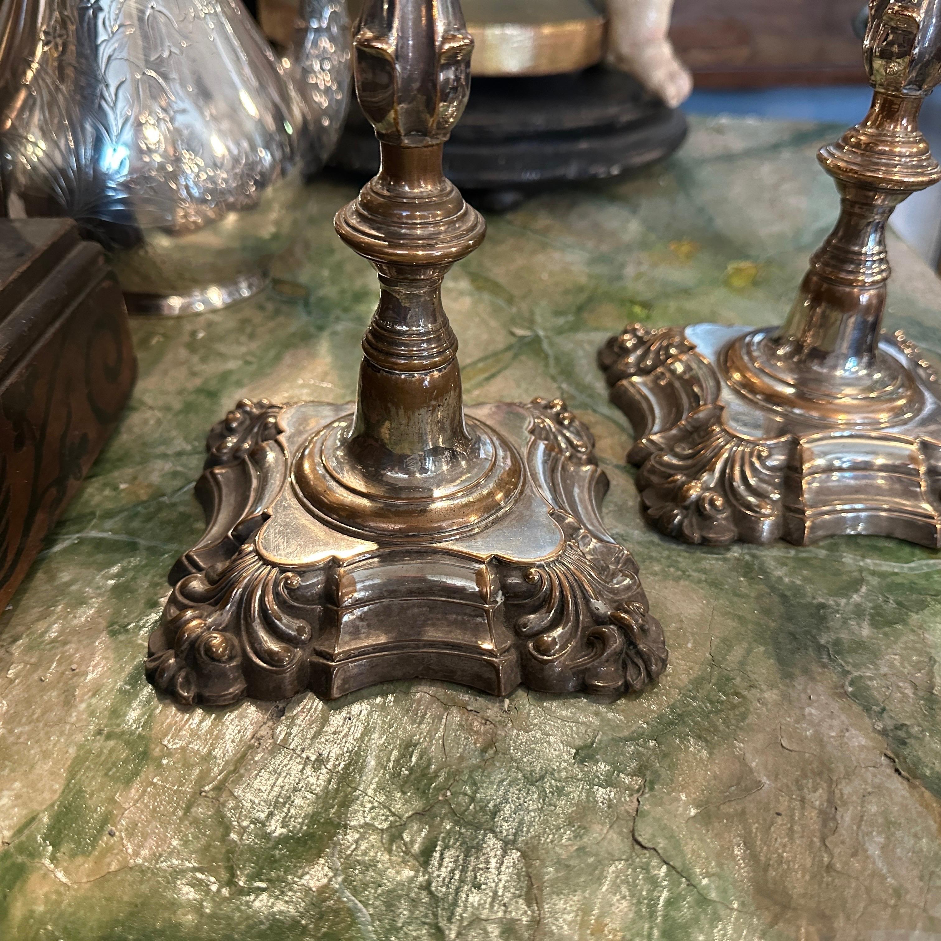 Coppia di candelabri inglesi vittoriani in lamiera di Sheffield della metà del XIX secolo In condizioni buone in vendita a Catania, Sicilia
