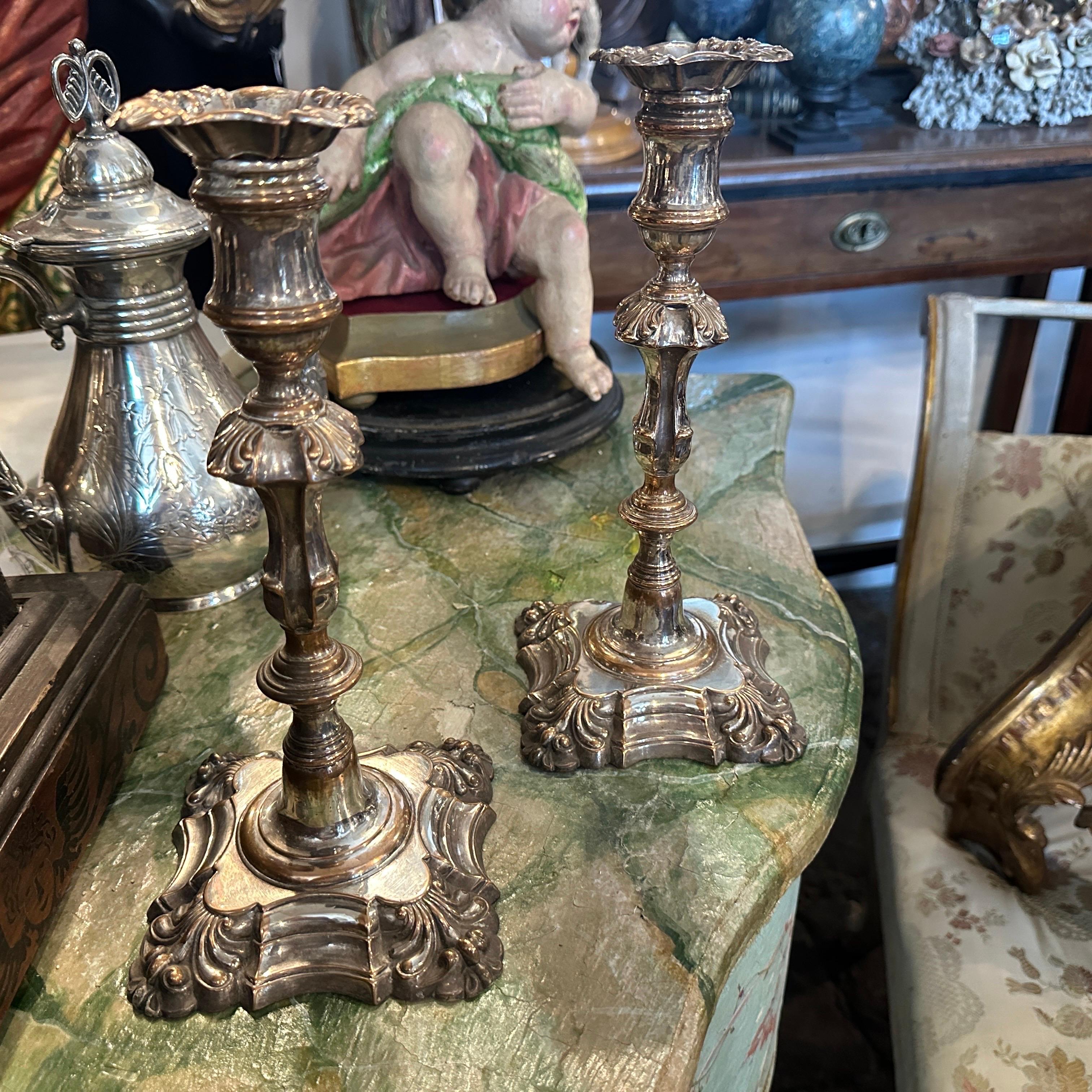 Coppia di candelabri inglesi vittoriani in lamiera di Sheffield della metà del XIX secolo in vendita 1