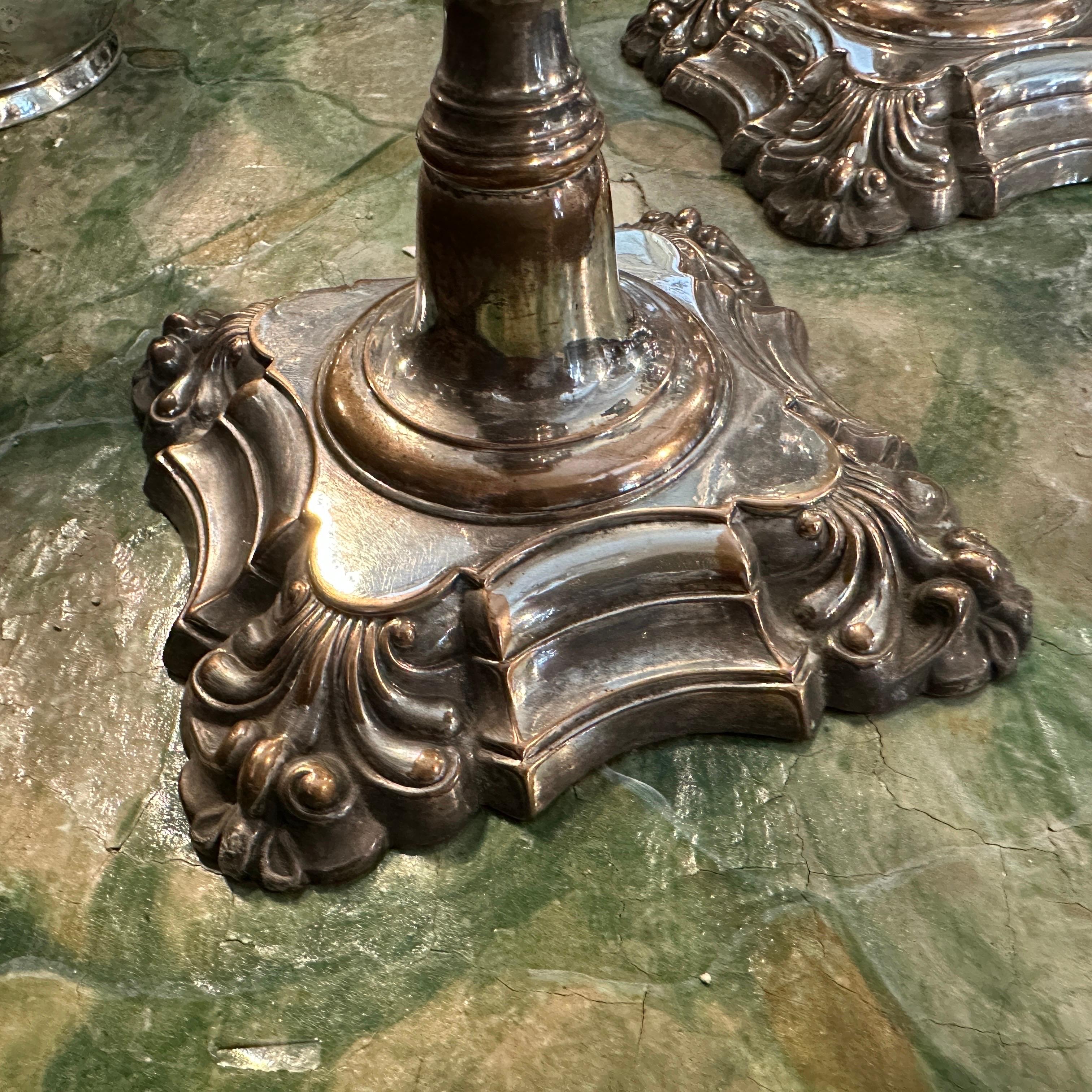 Coppia di candelabri inglesi vittoriani in lamiera di Sheffield della metà del XIX secolo in vendita 2