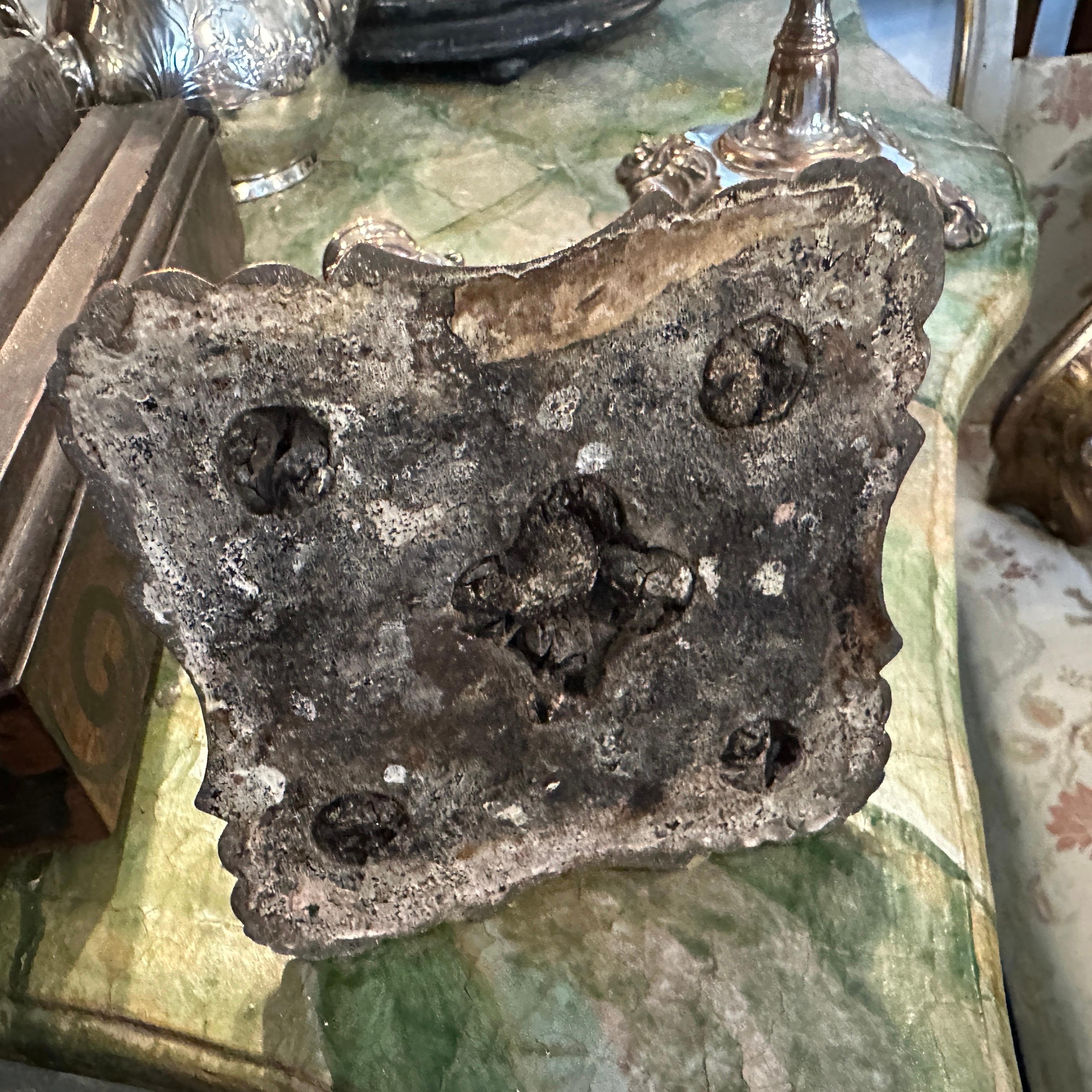 Coppia di candelabri inglesi vittoriani in lamiera di Sheffield della metà del XIX secolo in vendita 3