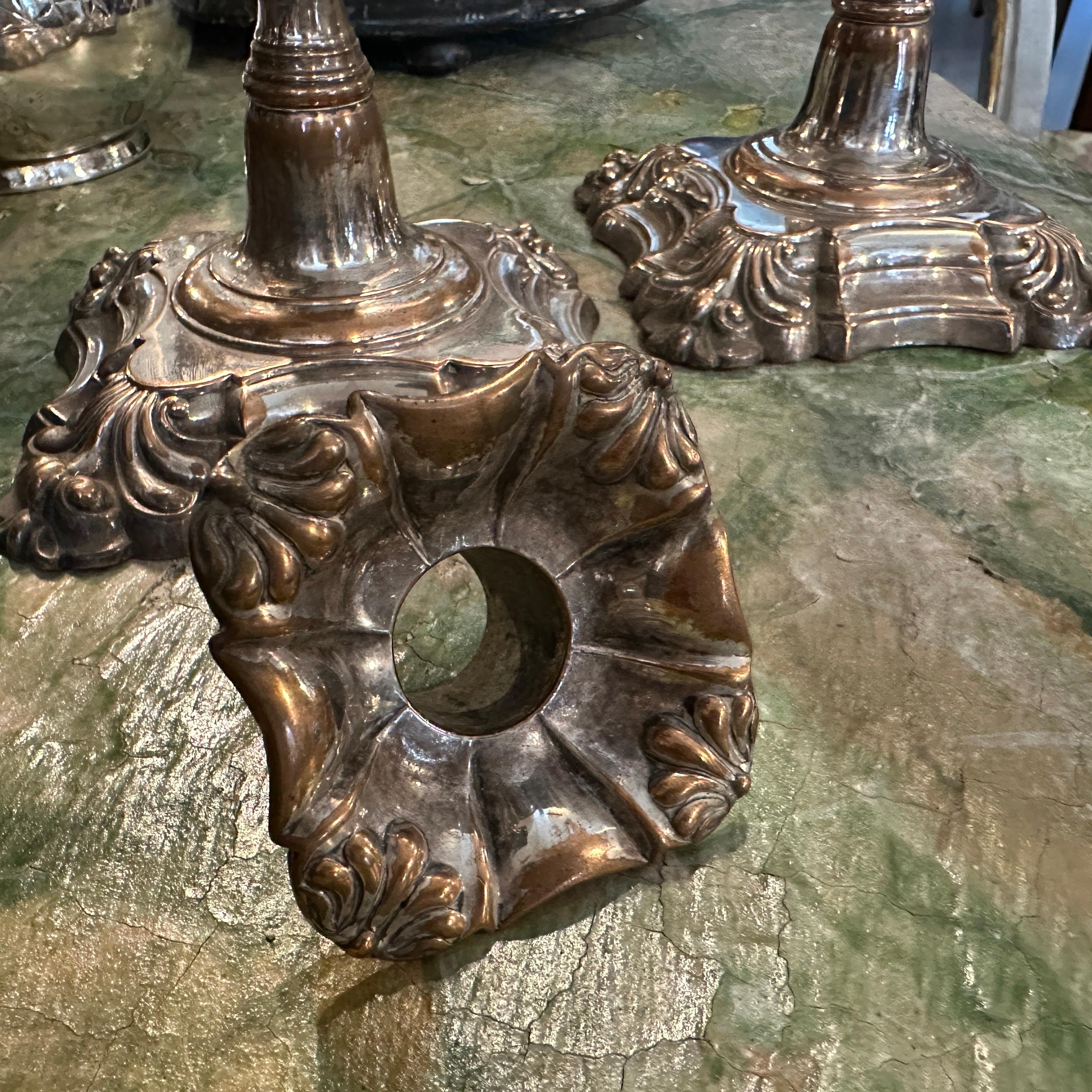 Coppia di candelabri inglesi vittoriani in lamiera di Sheffield della metà del XIX secolo in vendita 4