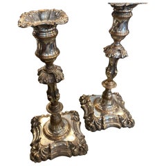 Pareja de candeleros británicos victorianos plateados de Sheffield de mediados del siglo XIX