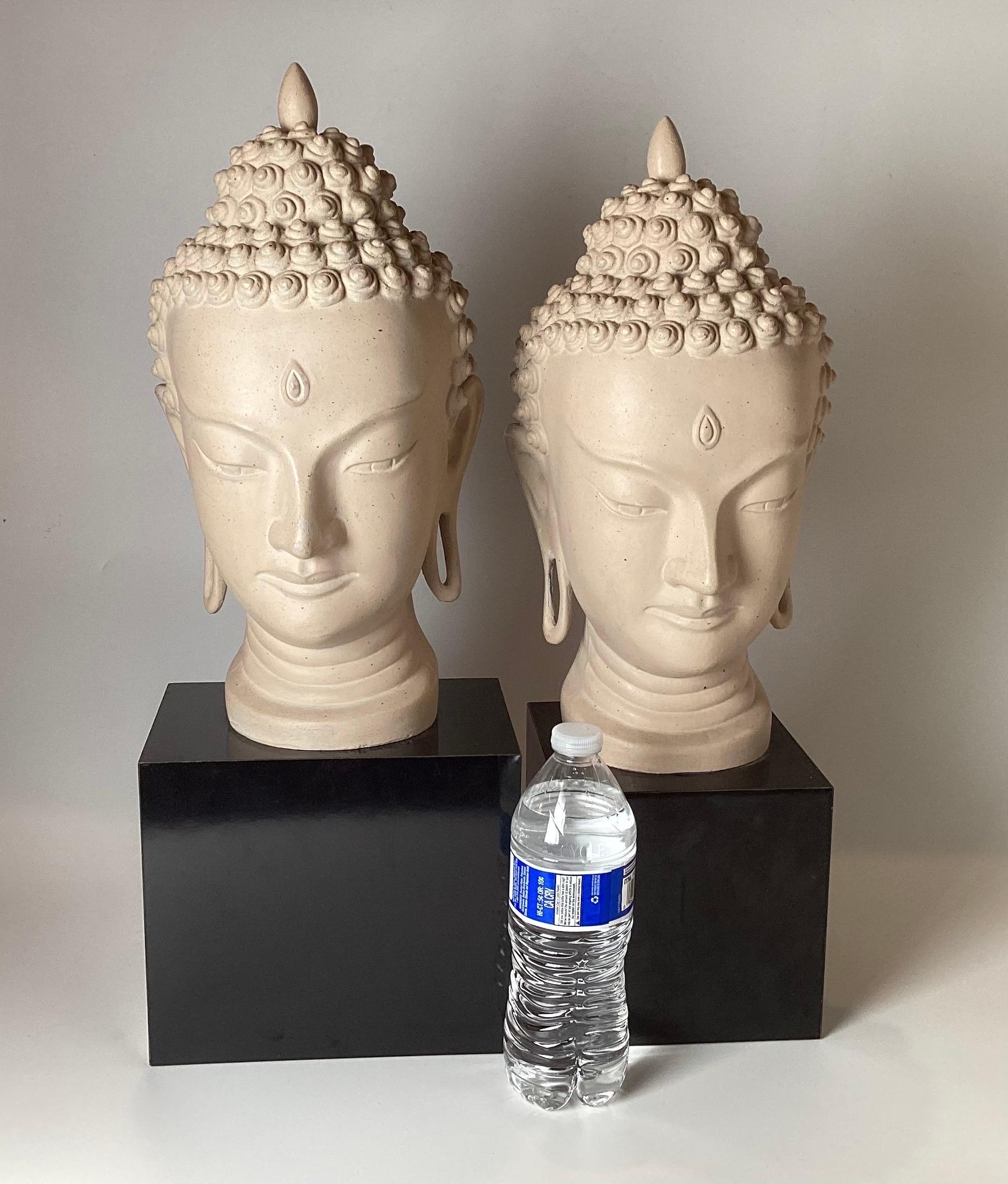 Plâtre Paire de têtes de Bouddha du milieu du XXe siècle en vente