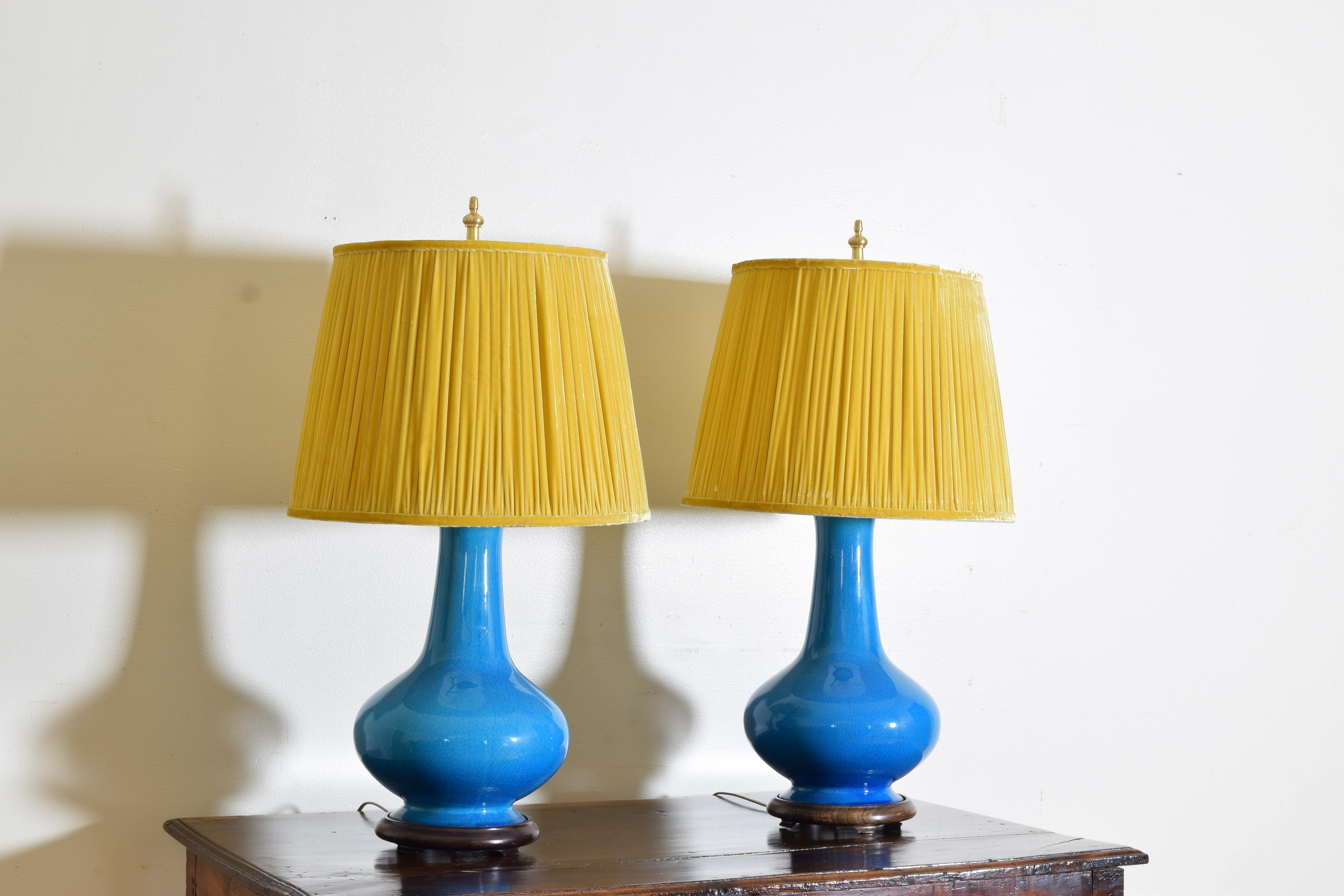 Mid-Century Modern Paire de lampes bleu céruléennes du milieu du 20e siècle avec abat-jour plissés sur mesure en velours en vente