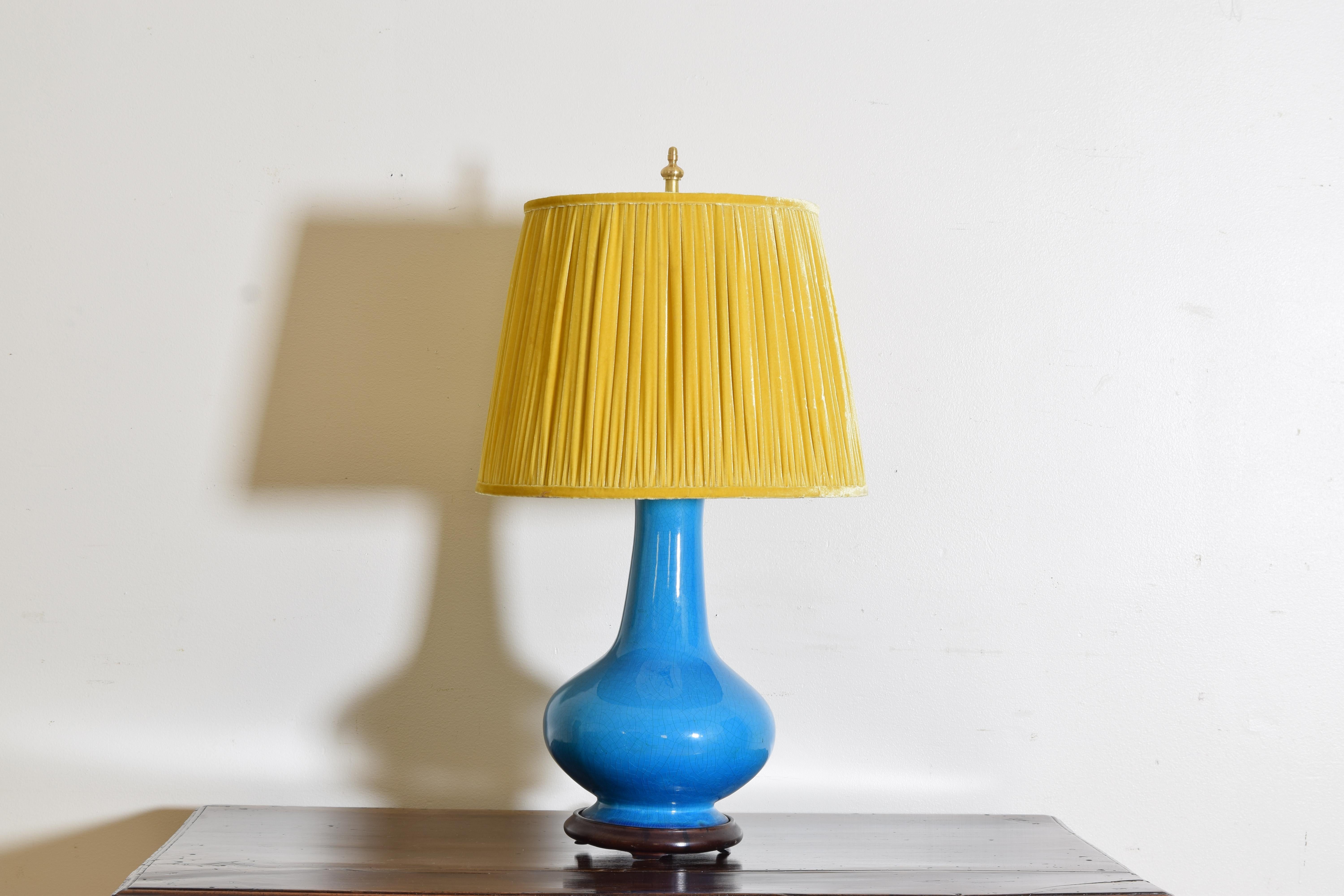 Belge Paire de lampes bleu céruléennes du milieu du 20e siècle avec abat-jour plissés sur mesure en velours en vente