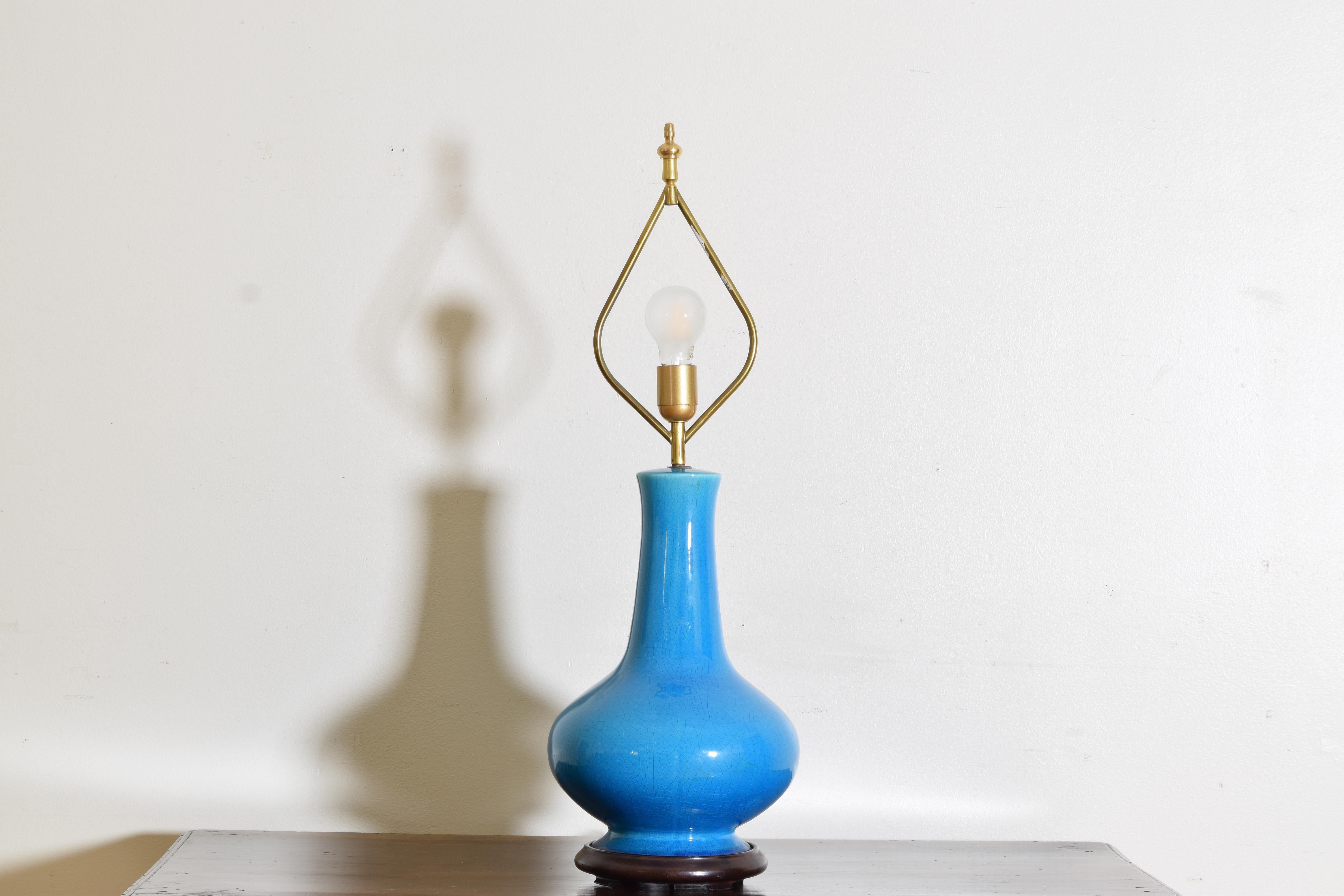 Émaillé Paire de lampes bleu céruléennes du milieu du 20e siècle avec abat-jour plissés sur mesure en velours en vente