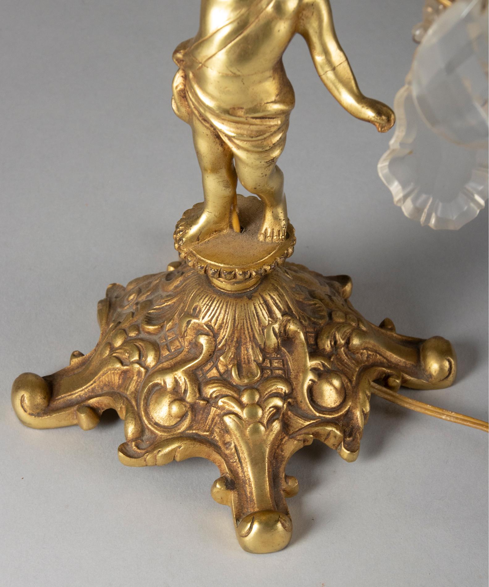 Coppia di Girandole in rame francesi della metà del XX secolo con putti e gocce di cristallo in vendita 5