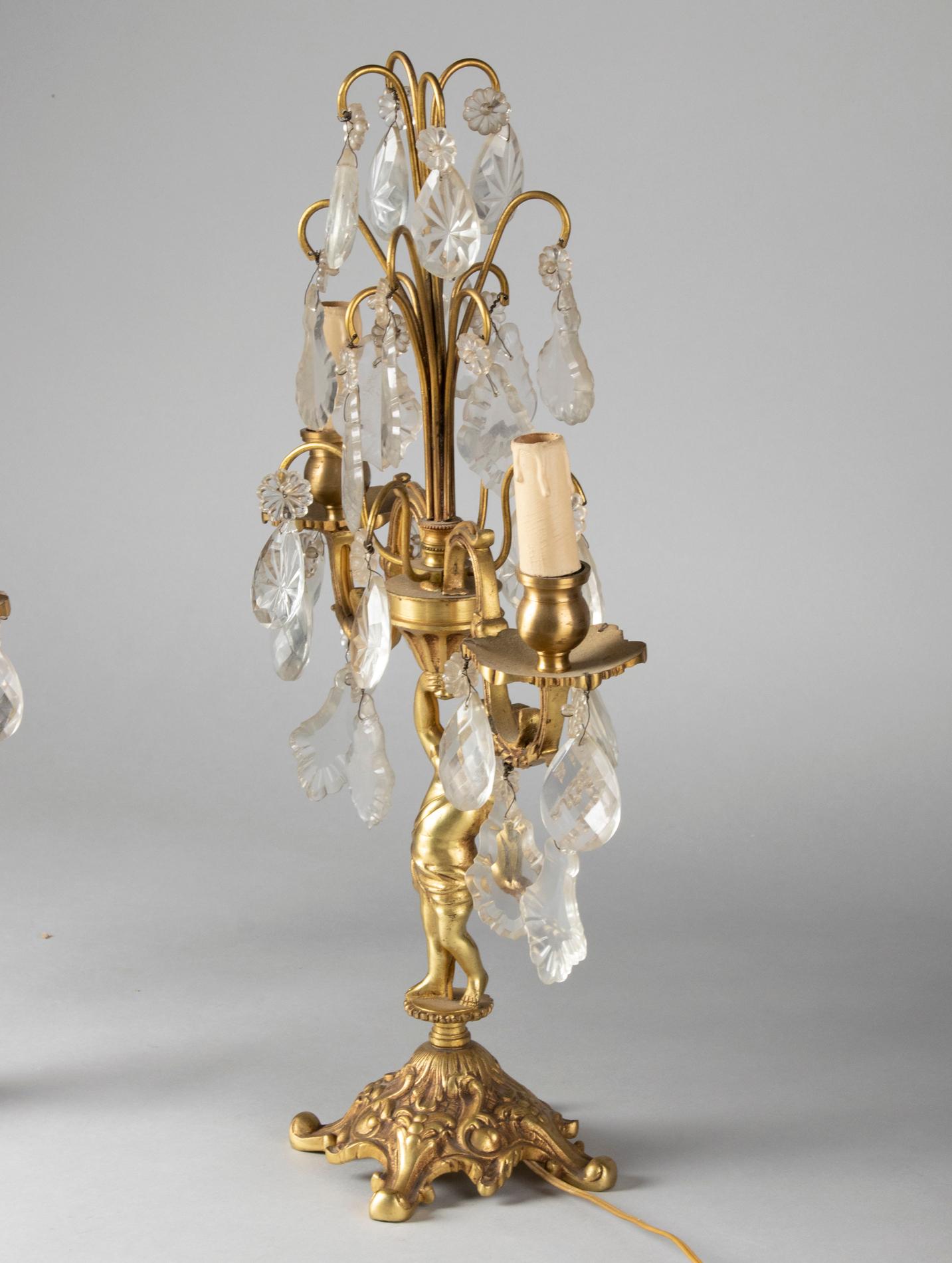 Coppia di Girandole in rame francesi della metà del XX secolo con putti e gocce di cristallo in vendita 9