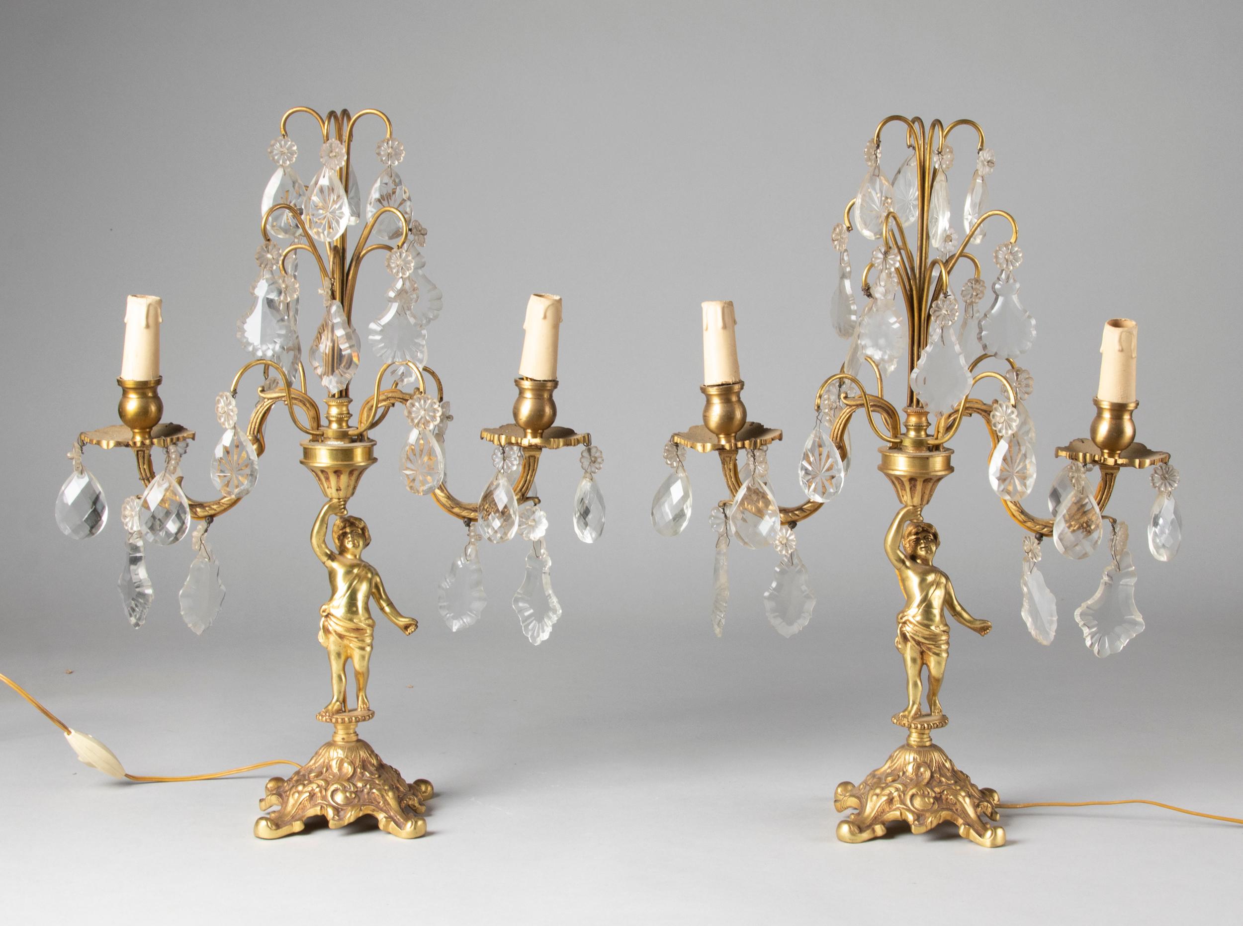 Un bel set di due lampade da terra provenienti dalla Francia. Realizzato in rame giallo e decorato con cristalli tagliati. Gli angeli al centro illuminano la parte superiore.