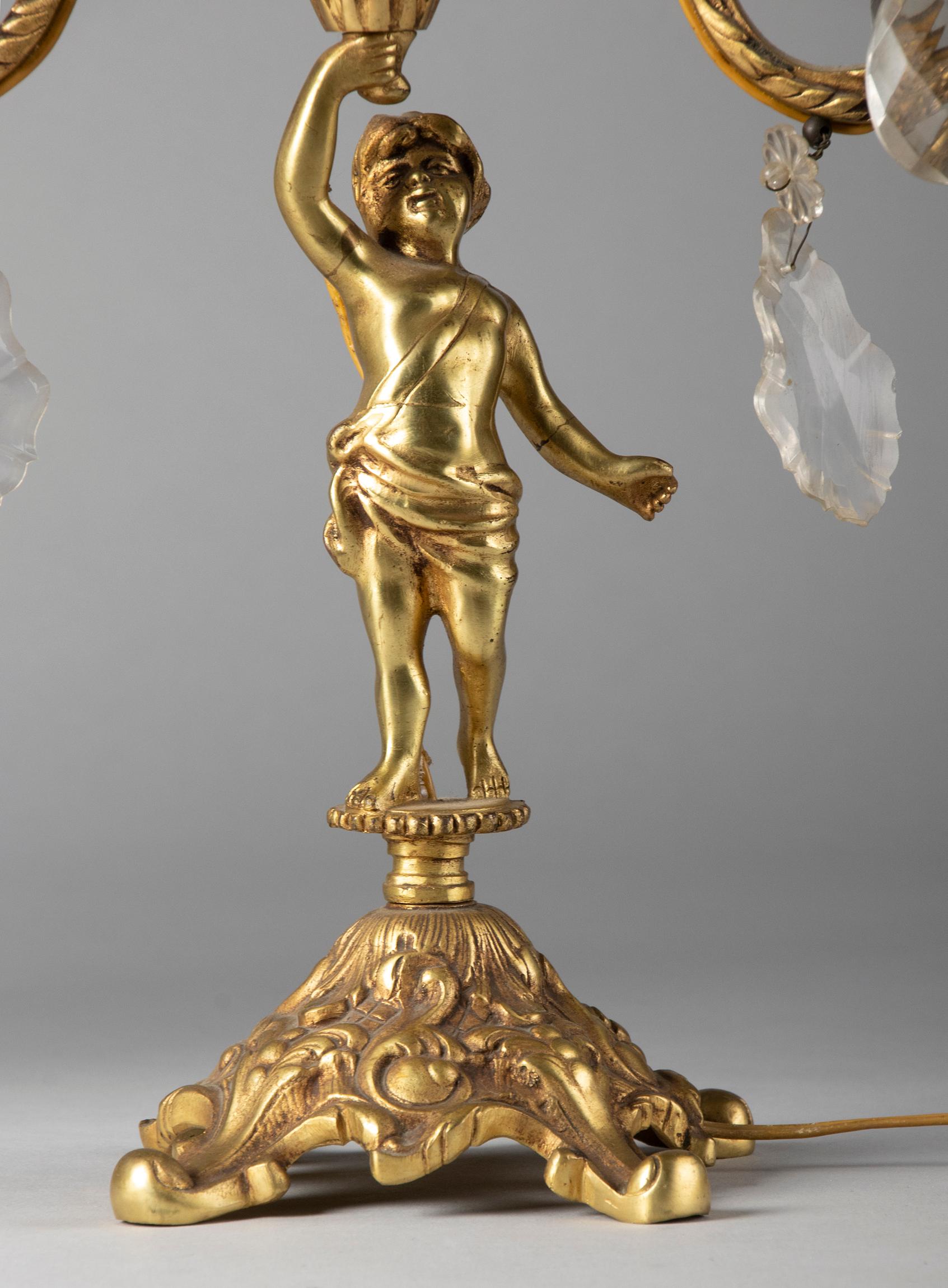 Calco Coppia di Girandole in rame francesi della metà del XX secolo con putti e gocce di cristallo in vendita