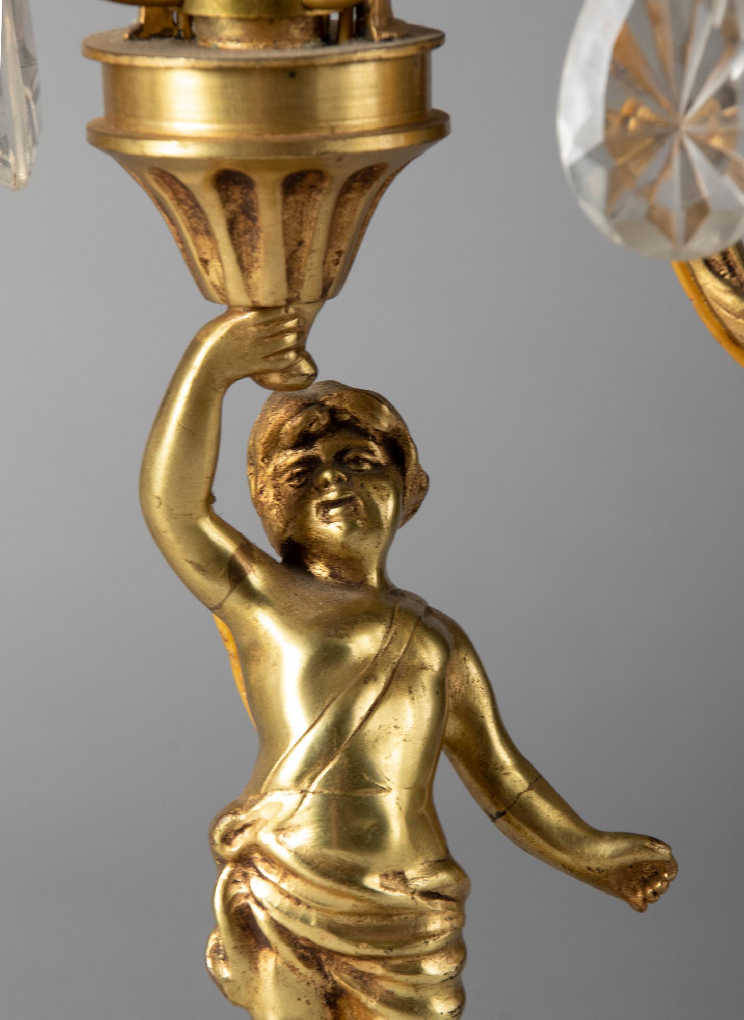 Rame Coppia di Girandole in rame francesi della metà del XX secolo con putti e gocce di cristallo in vendita