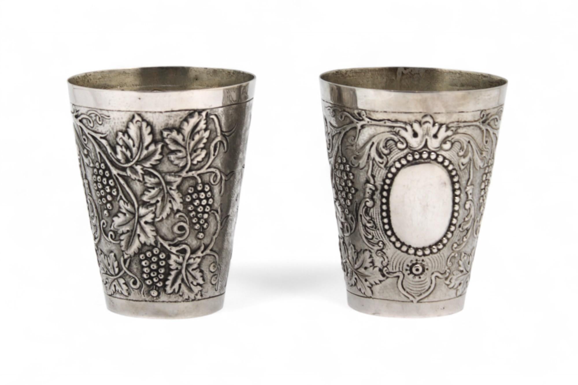 Questa elegante coppia di bicchieri d'argento tedeschi della metà del XX secolo mostra una raffinata maestria e un fascino cerimoniale, realizzati con un design e una forma coordinati, probabilmente destinati a un'occasione speciale, forse un