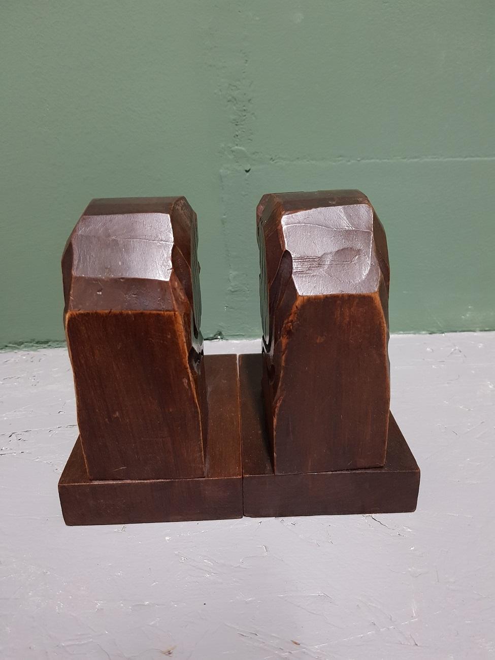 Pair of Mid-20th Century Hand Carved Sitting Dogs Bookends In Good Condition For Sale In Raalte, NL