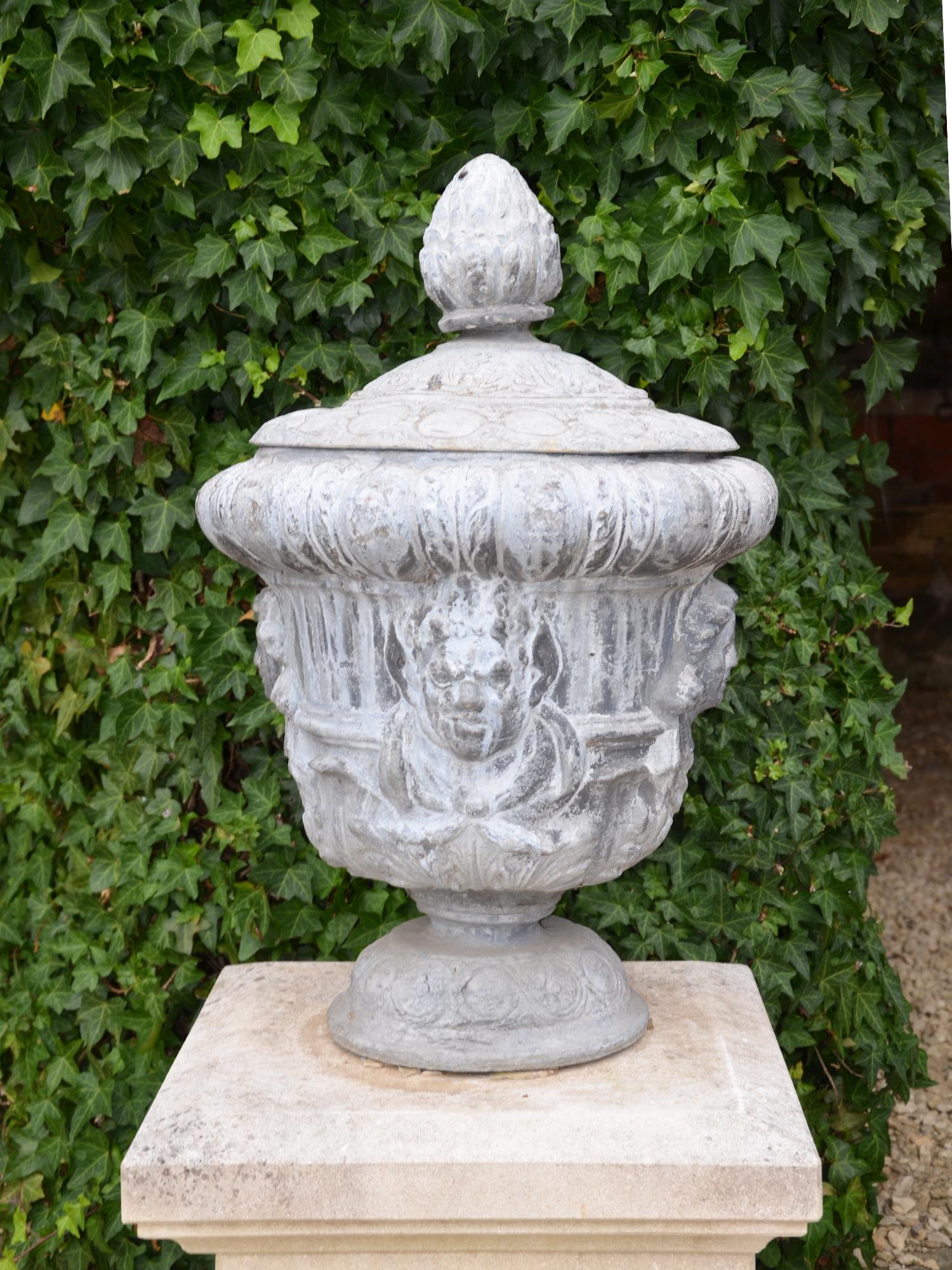 Pair of Mid-20th Century Lead Finial Urns In Good Condition For Sale In Cheltenham, Gloucestershire