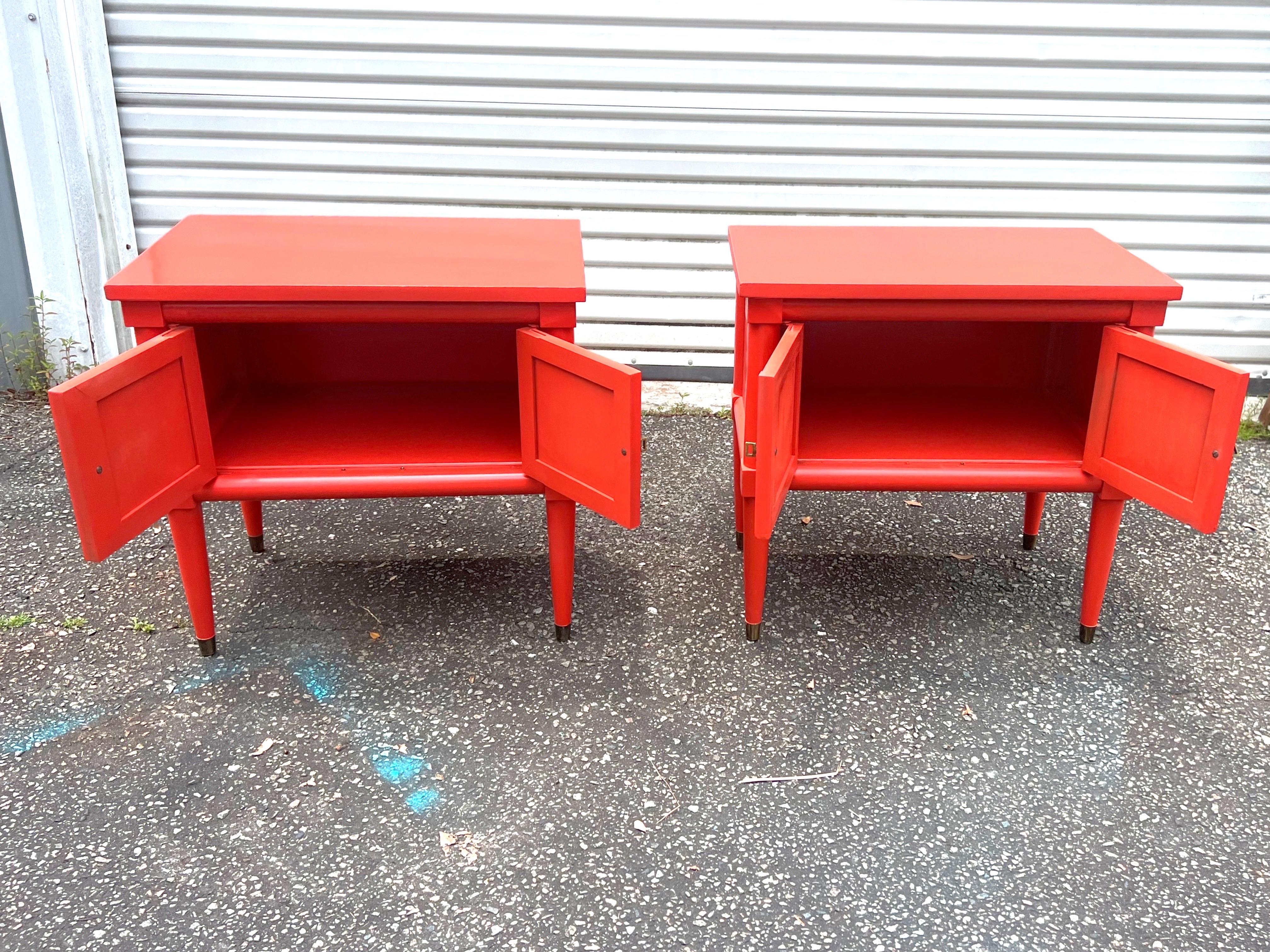 Brass Pair of Mid-20th Century Neoclassical Tomato Red Lacquered Nightstands For Sale