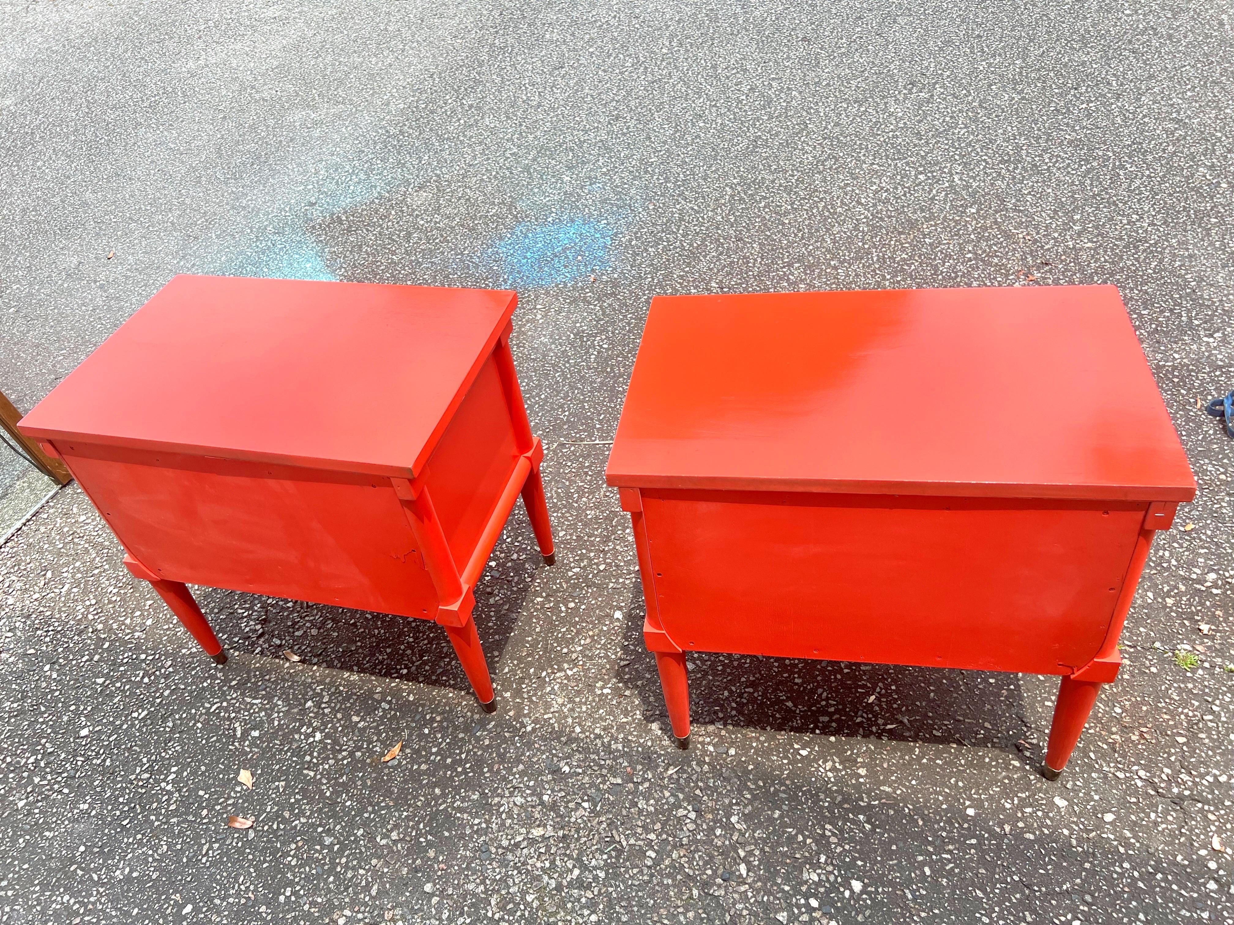 Pair of Mid-20th Century Neoclassical Tomato Red Lacquered Nightstands For Sale 2