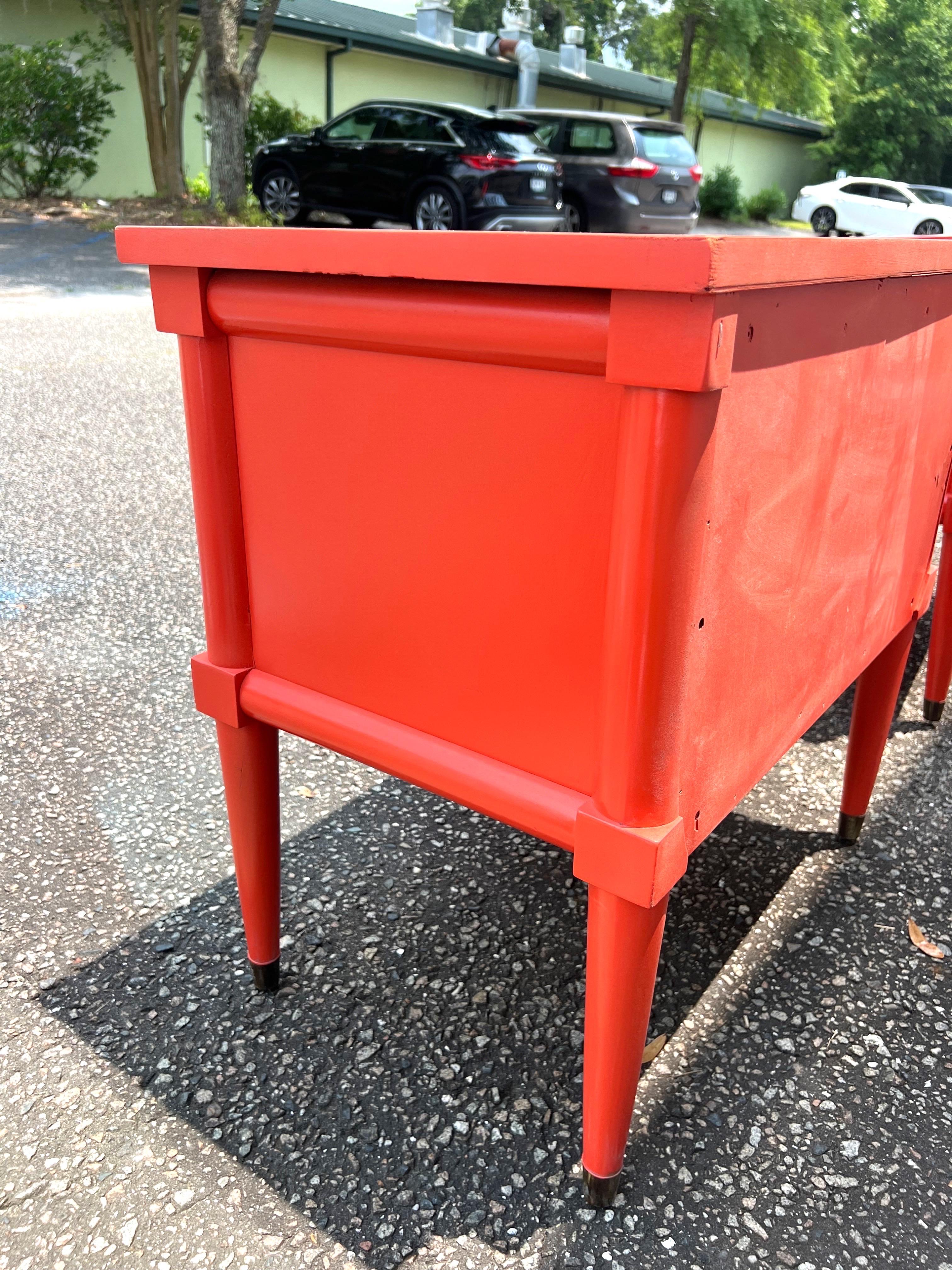 Pair of Mid-20th Century Neoclassical Tomato Red Lacquered Nightstands For Sale 3